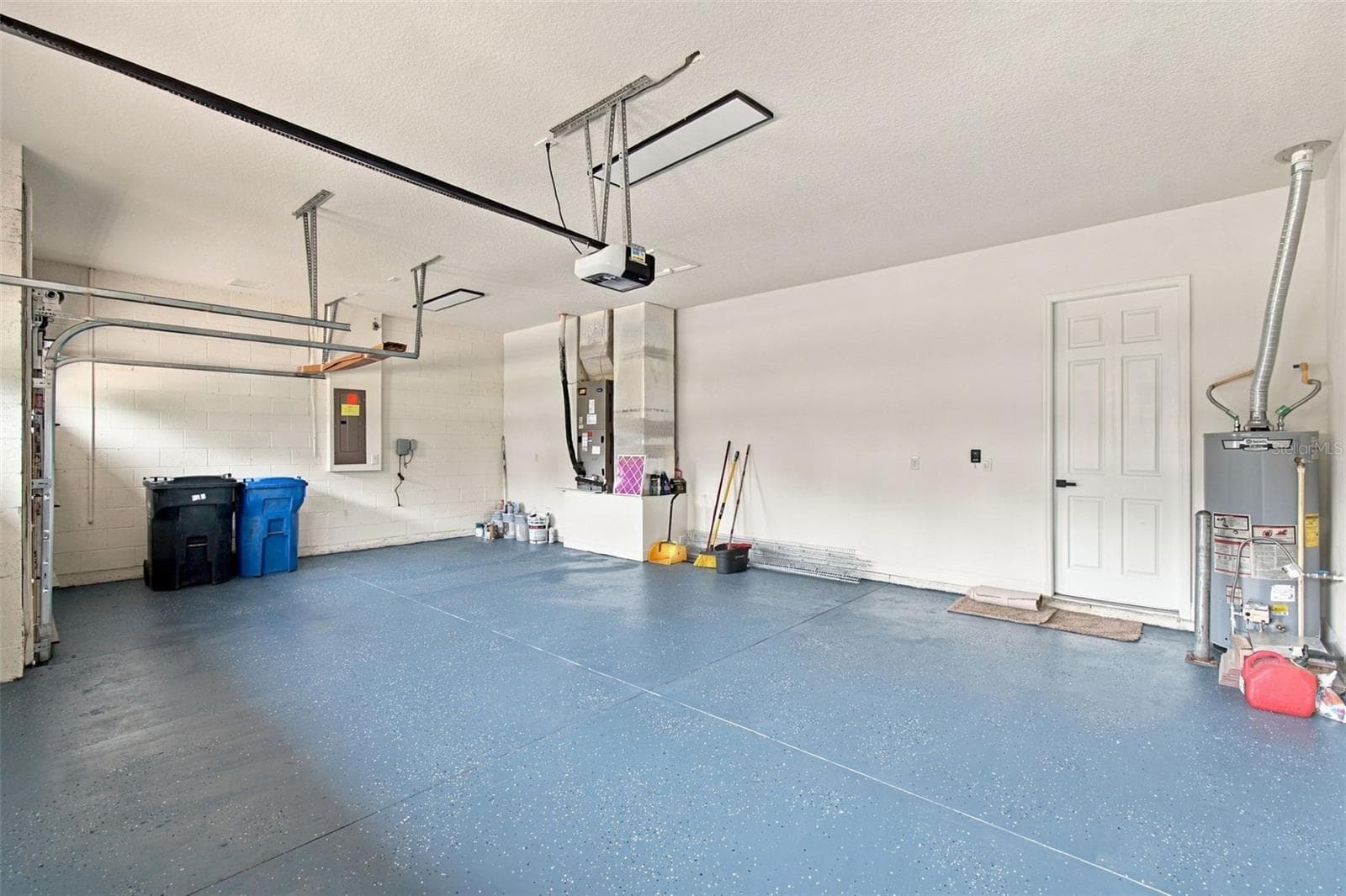 3 car garage - 901 GRAND CRESTA AVE, BRANDON