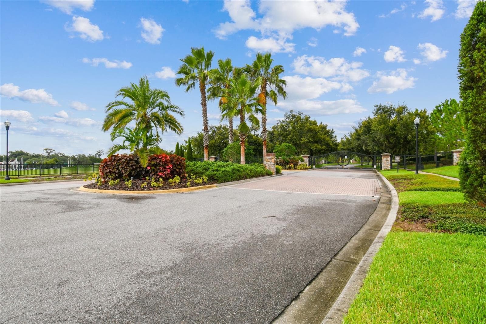 Gated Entrance - 901 GRAND CRESTA AVE, BRANDON