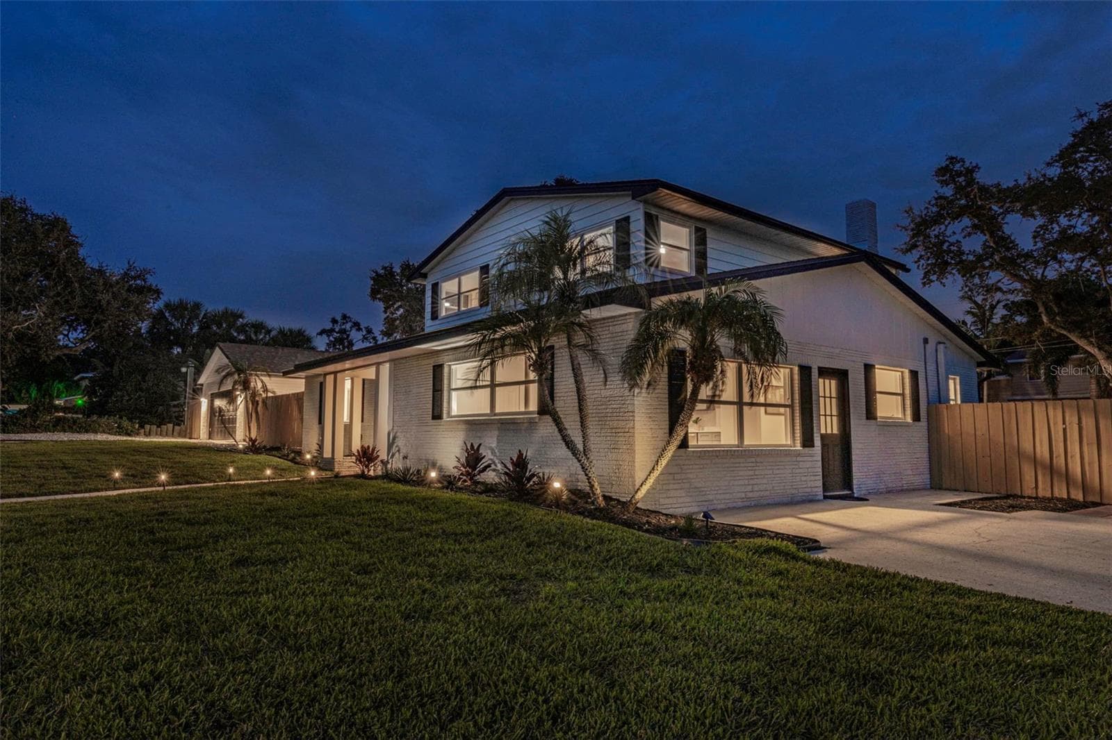 Front Exterior - Twilight - 8209 134TH ST, SEMINOLE