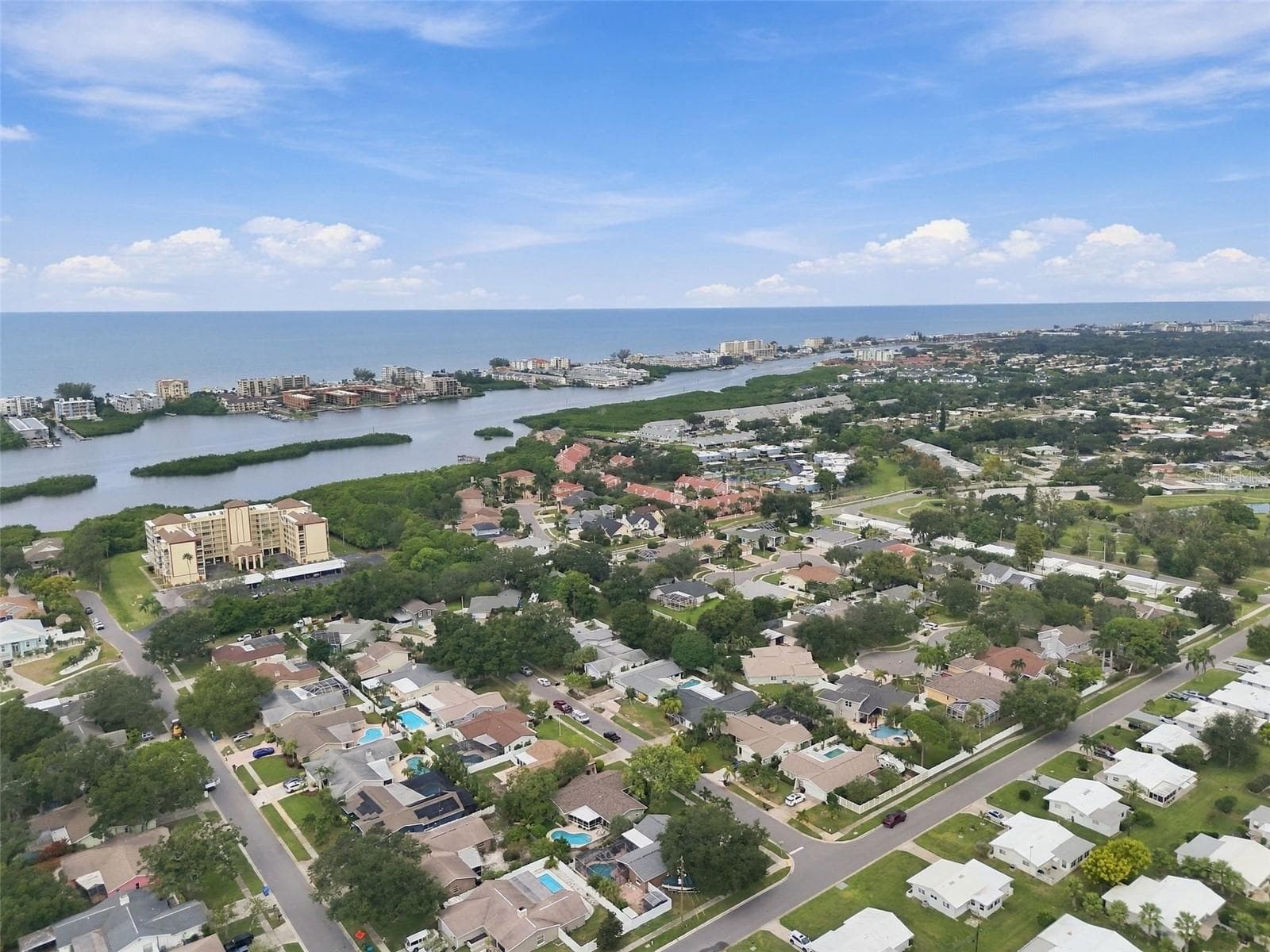 MINUTES TO THE BEACH - 14304 91ST AVE, SEMINOLE