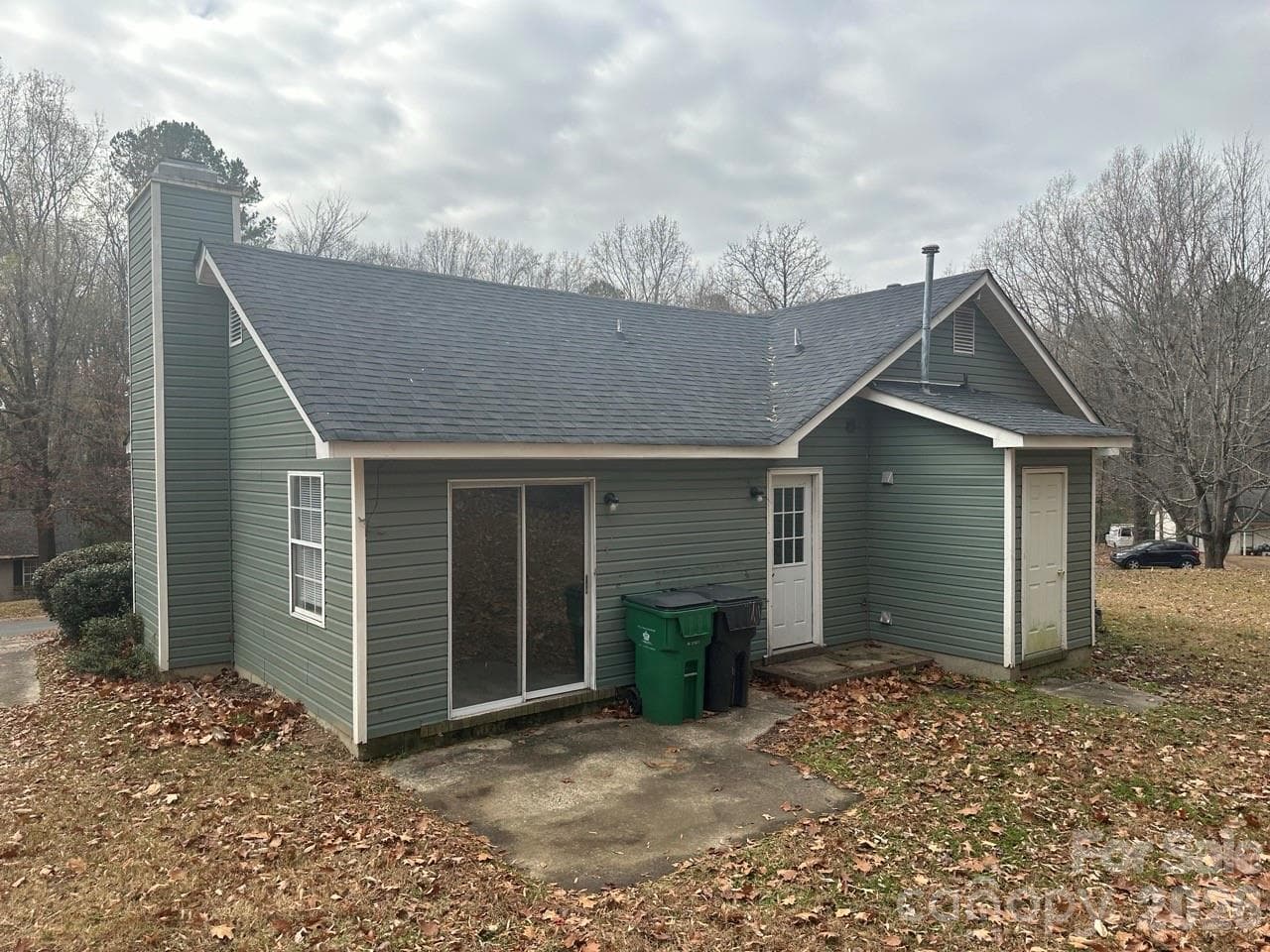 Single Family Residence at 2000 Teddington Drive, Charlotte, photo 2 of 12