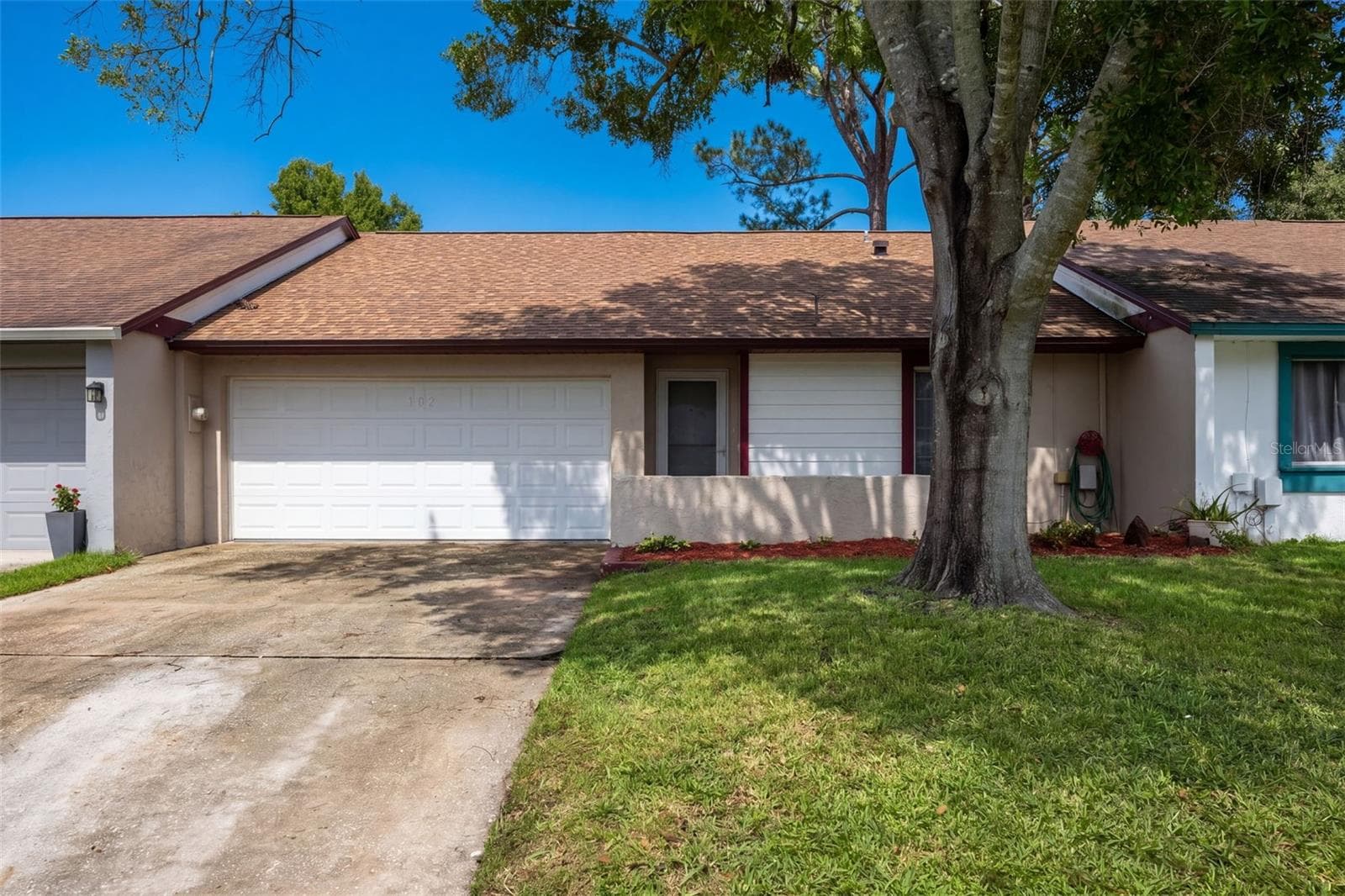 102 OAKRIDGE CT