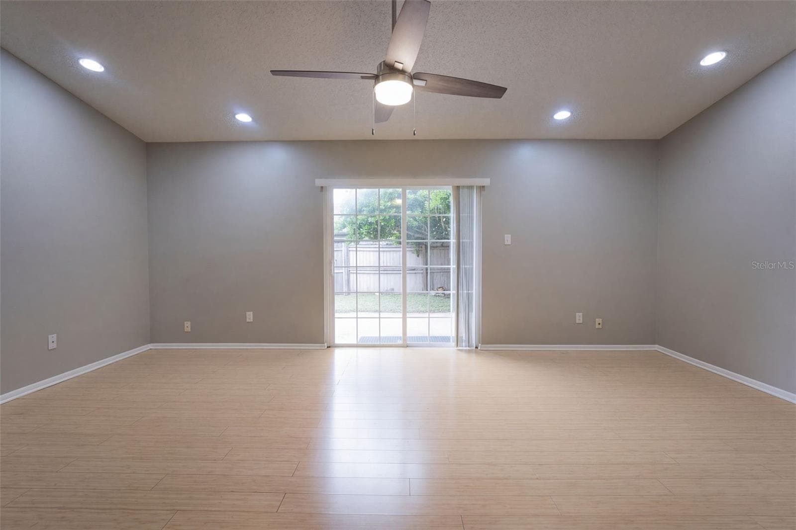 Great Room with recessed lights and vaulted ceilings - 102 OAKRIDGE CT, SANFORD