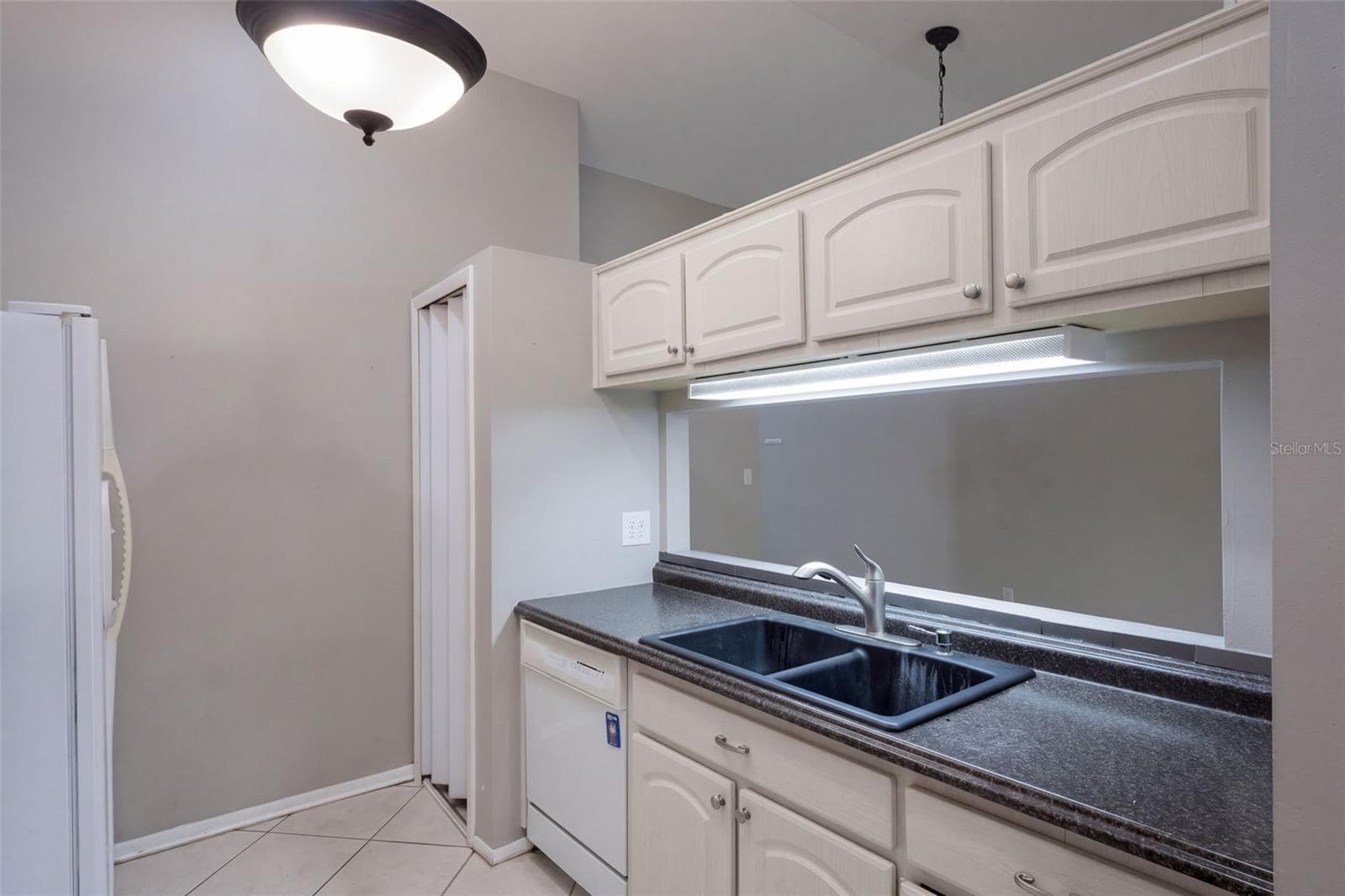 Kitchen with built in pantry - 102 OAKRIDGE CT, SANFORD