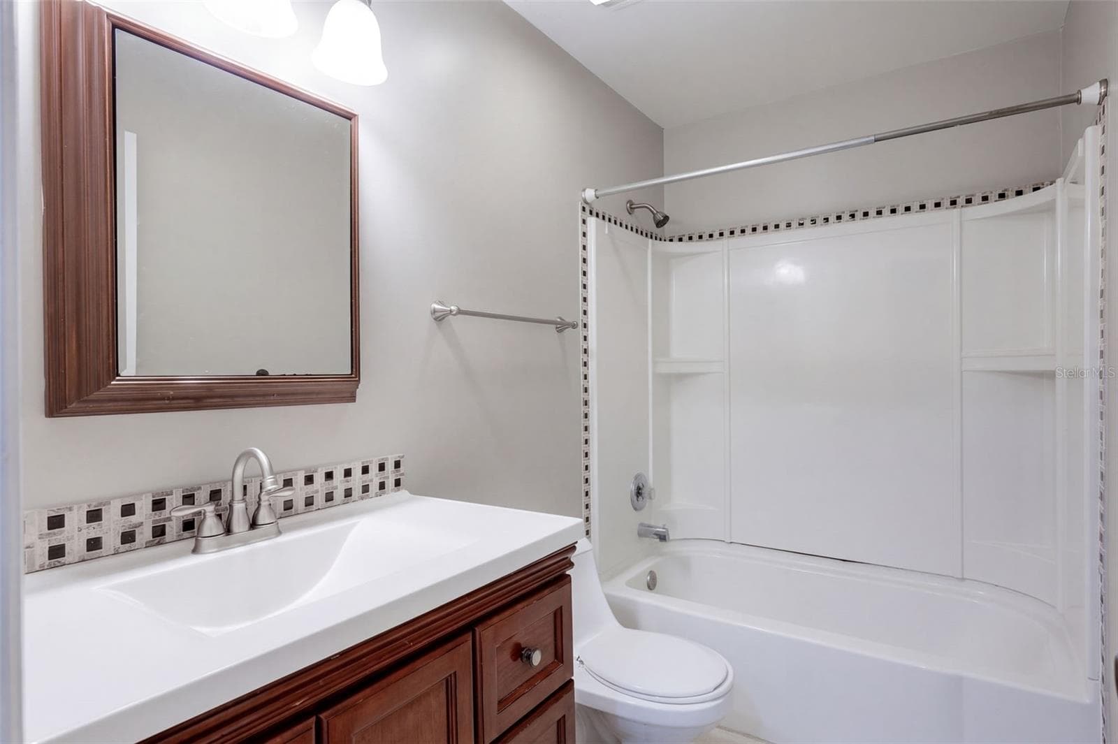 Guest Bath - 102 OAKRIDGE CT, SANFORD