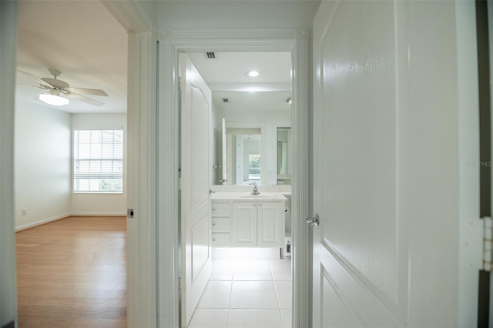 Ensuite guest bath with a tub. - 8876 ESTEPONA CT, SARASOTA