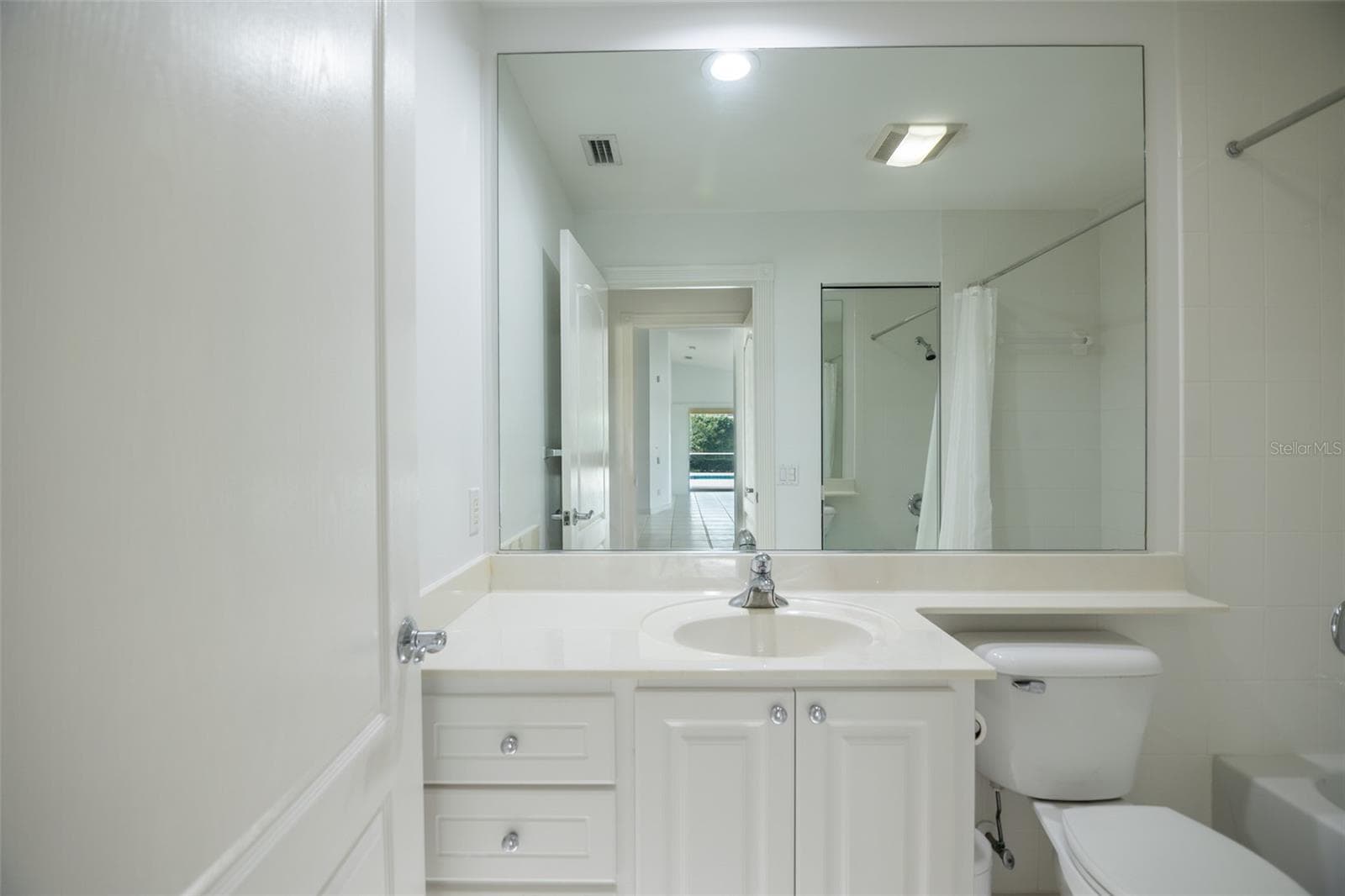 Ensuite guest bath with a tub. - 8876 ESTEPONA CT, SARASOTA