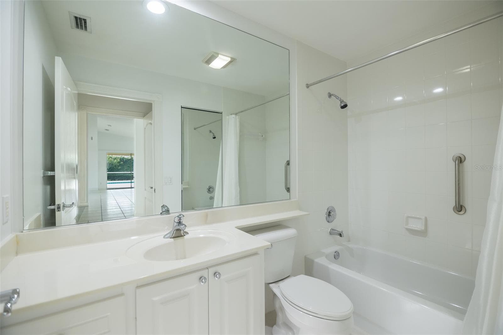Ensuite guest bath with a tub. - 8876 ESTEPONA CT, SARASOTA
