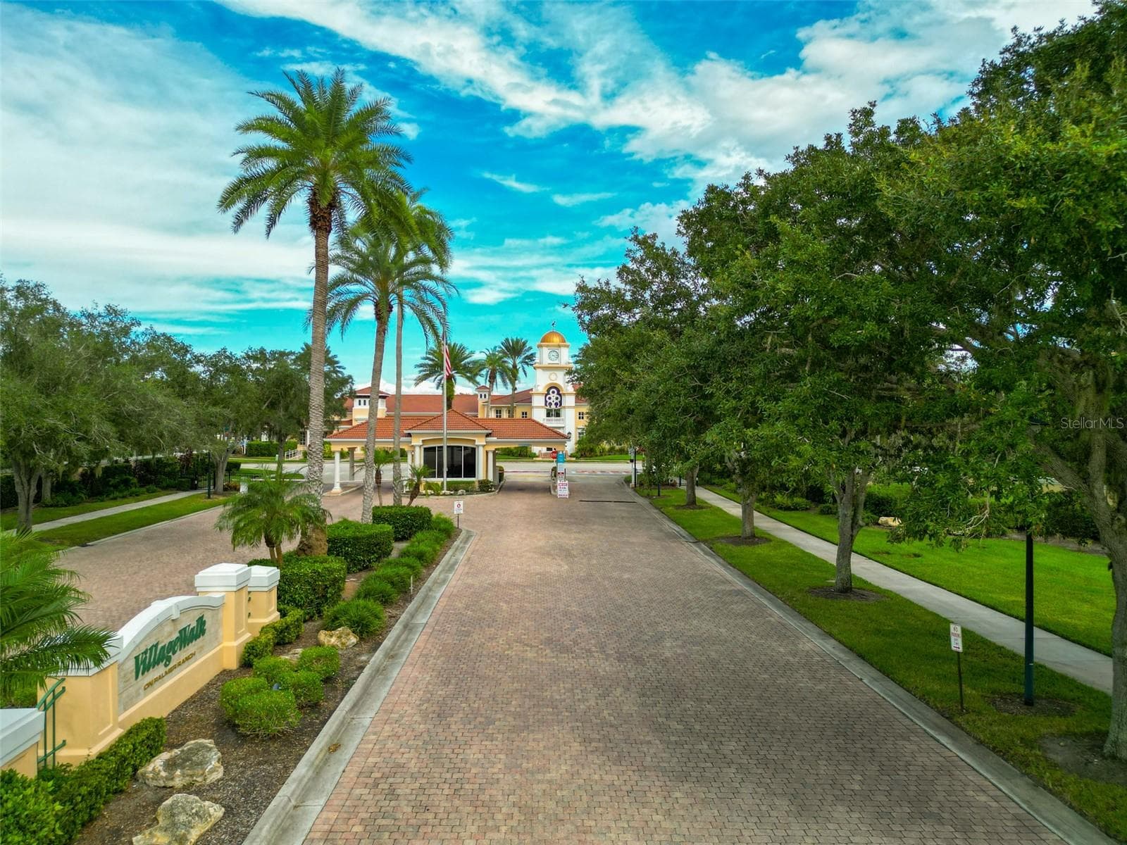 Guard gate at the Community Entrance - 8876 ESTEPONA CT, SARASOTA