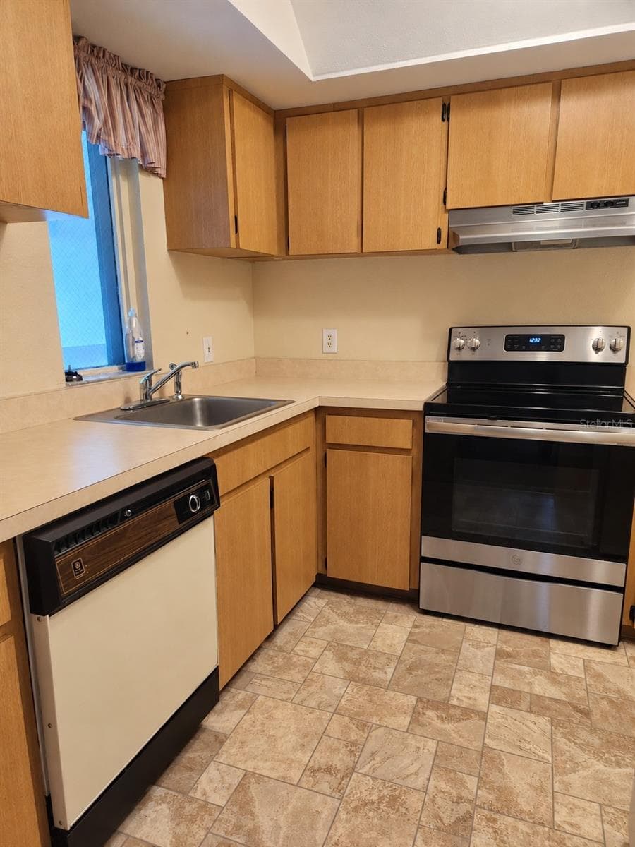 Kitchen With Window - 580 FAIRWAYS LN #G204, OCALA