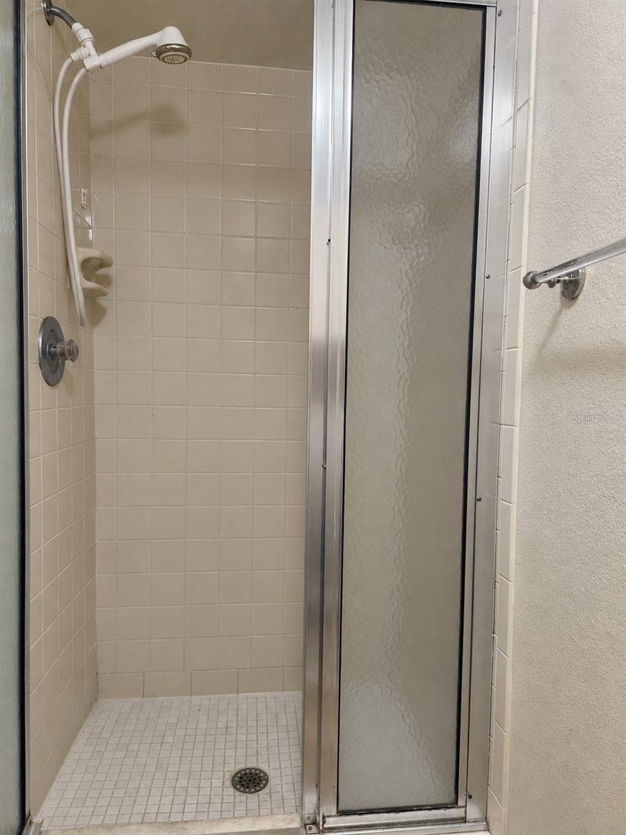 Step-in Shower - 580 FAIRWAYS LN #G204, OCALA