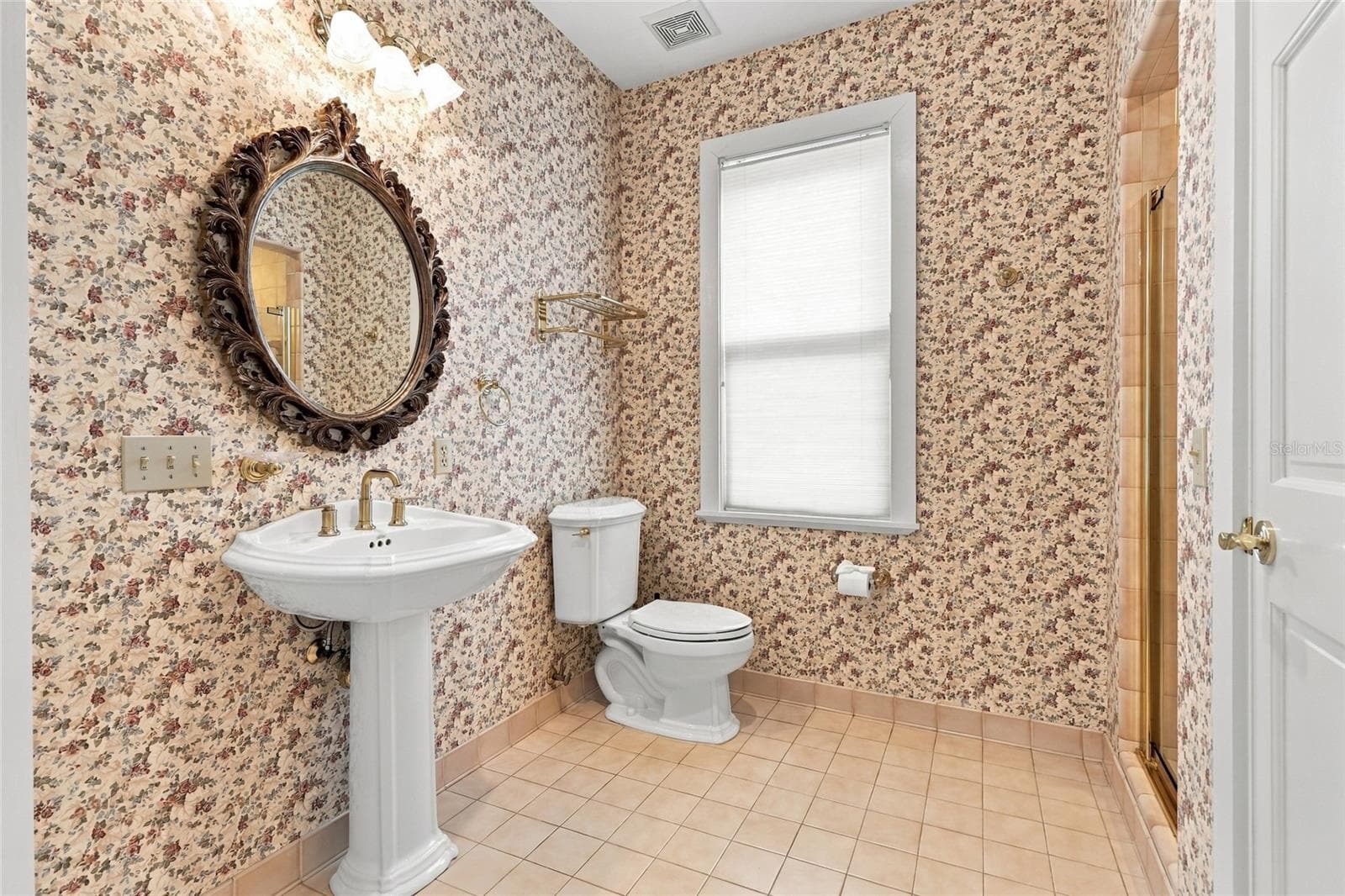 First Floor En-Suite Full Bathroom - 6109 NW 60TH PL, GAINESVILLE