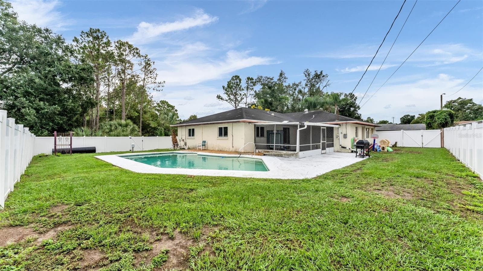 Single Family Residence at 1330 AUBURN ST, LAKELAND, photo 2 of 51