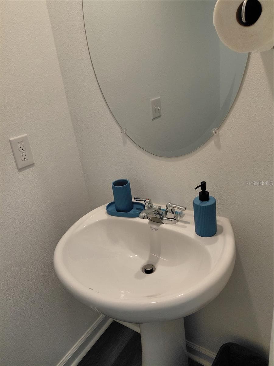 lower-level powder room - 14947 PISA PKWY, DADE CITY