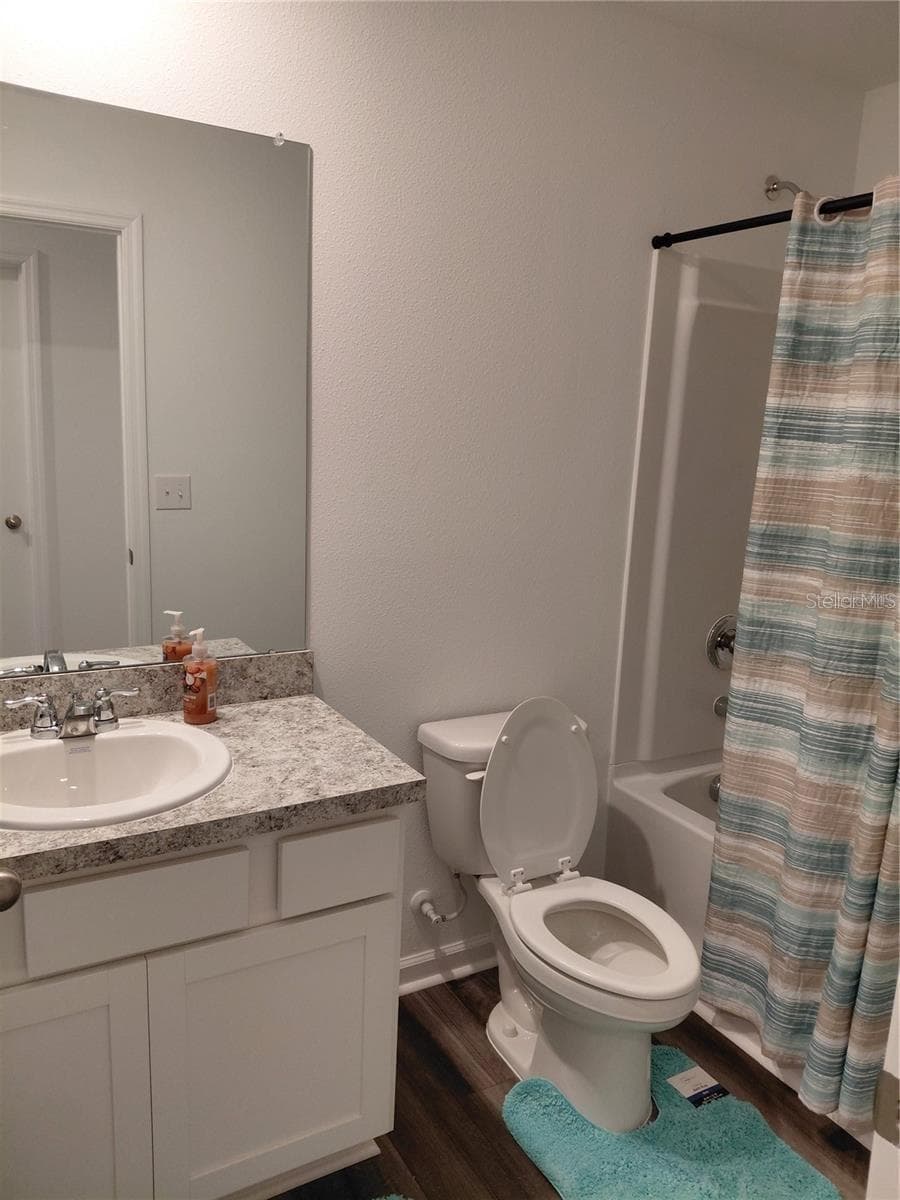 Upper level full bathroom - 14947 PISA PKWY, DADE CITY