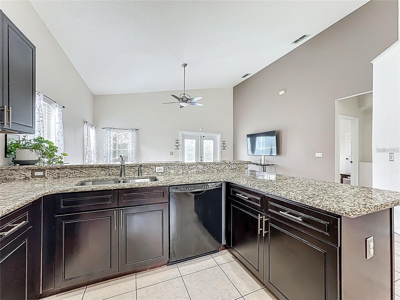 Single Family Residence at 302 JULLIARD BLVD, DAVENPORT, photo 8 of 33