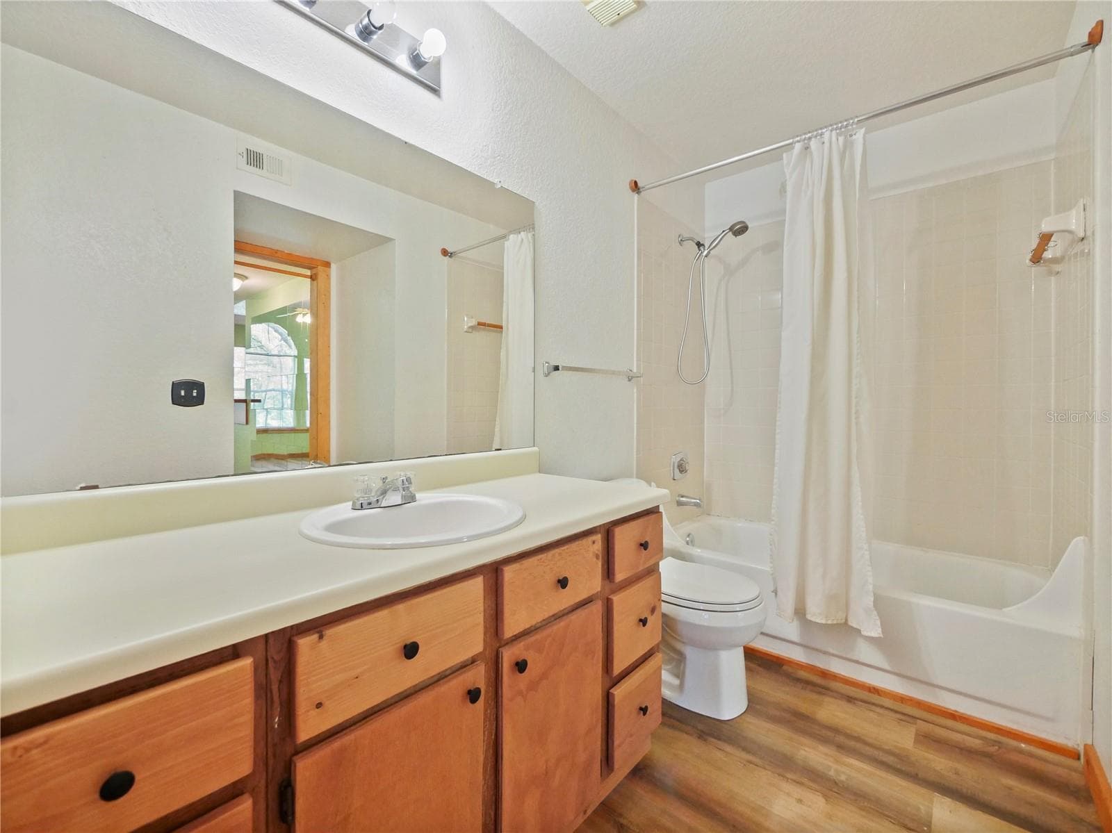 Bedroom 2 ensuite bathroom - 1023 S HIAWASSEE RD #4028, ORLANDO