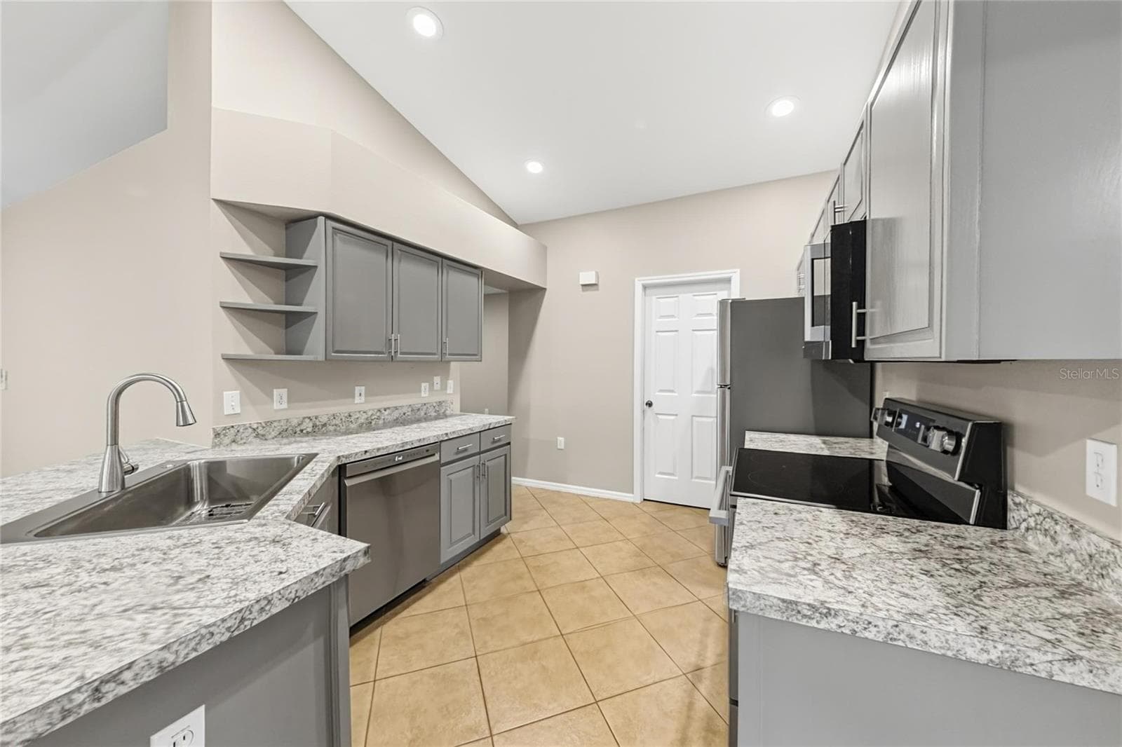 Single Family Residence at 12807 RAYSBROOK DR, RIVERVIEW, photo 6 of 20