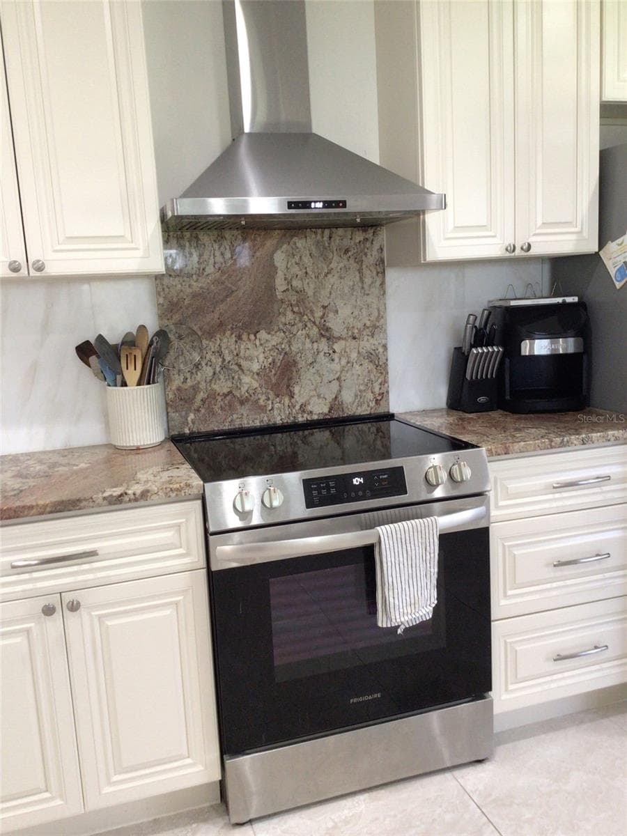 Single Family Residence at 1304 ALAMEDA AVE, CLEARWATER, photo 21 of 39