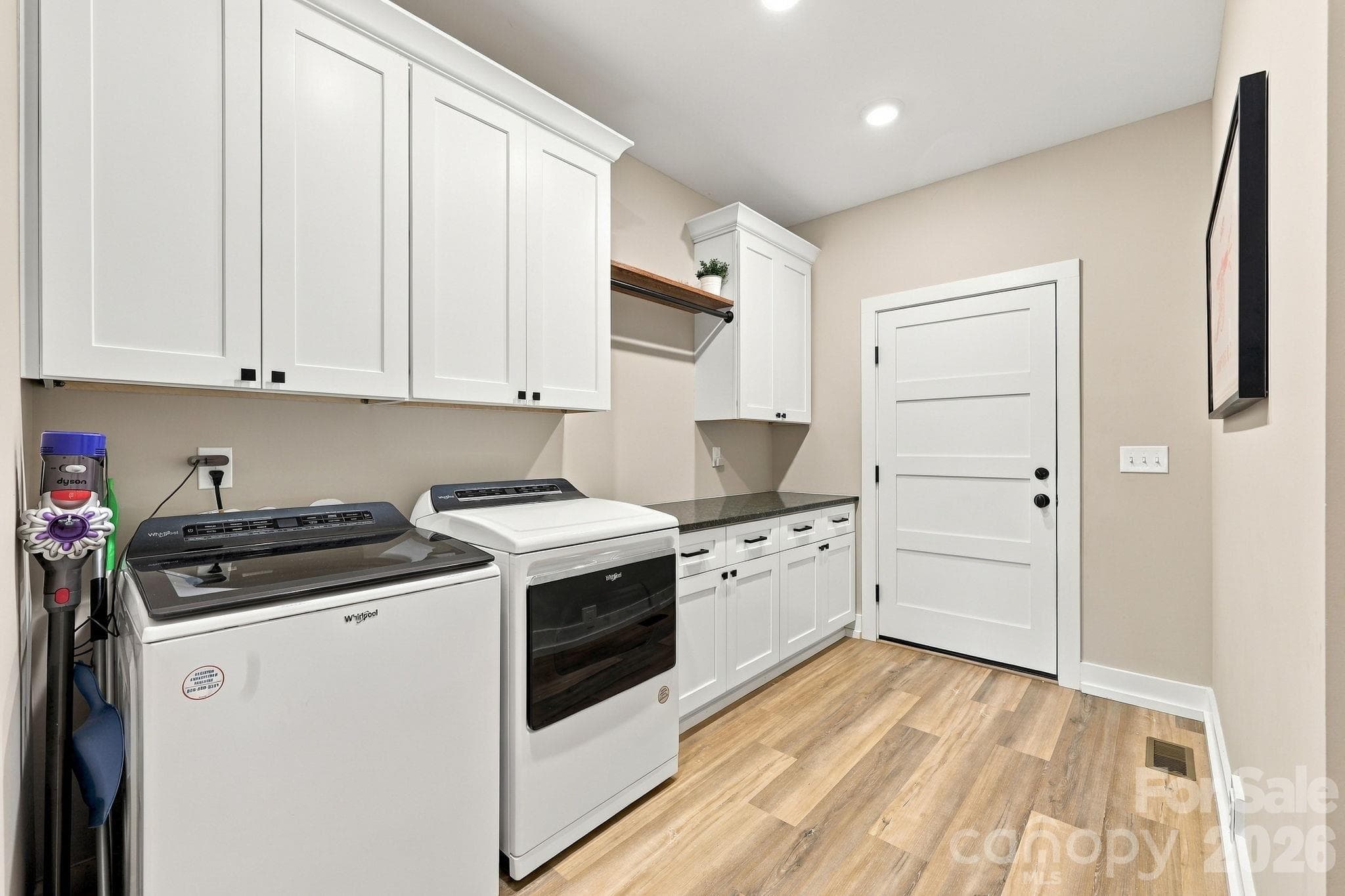 Laundry on main. - 1045 Freshwater Lane, Salisbury