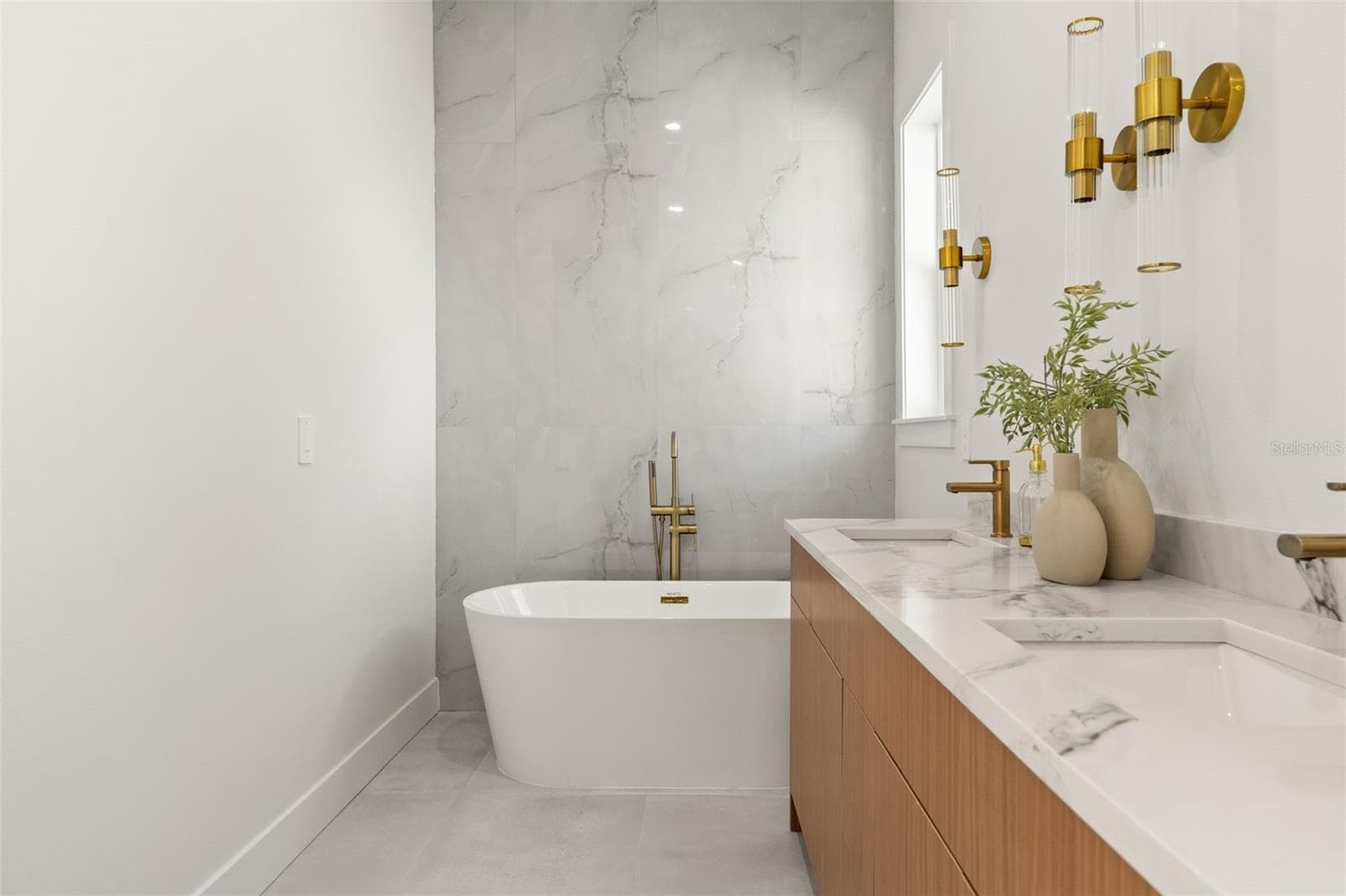 freestanding soaking tub - 10154 HODSON PL, SEMINOLE