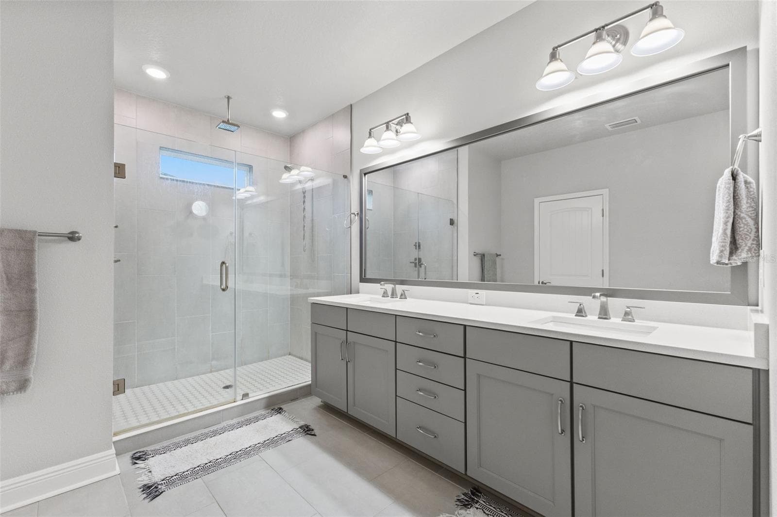 Primary bath with walk in shower and water closet - 4009 W CARMEN ST, TAMPA