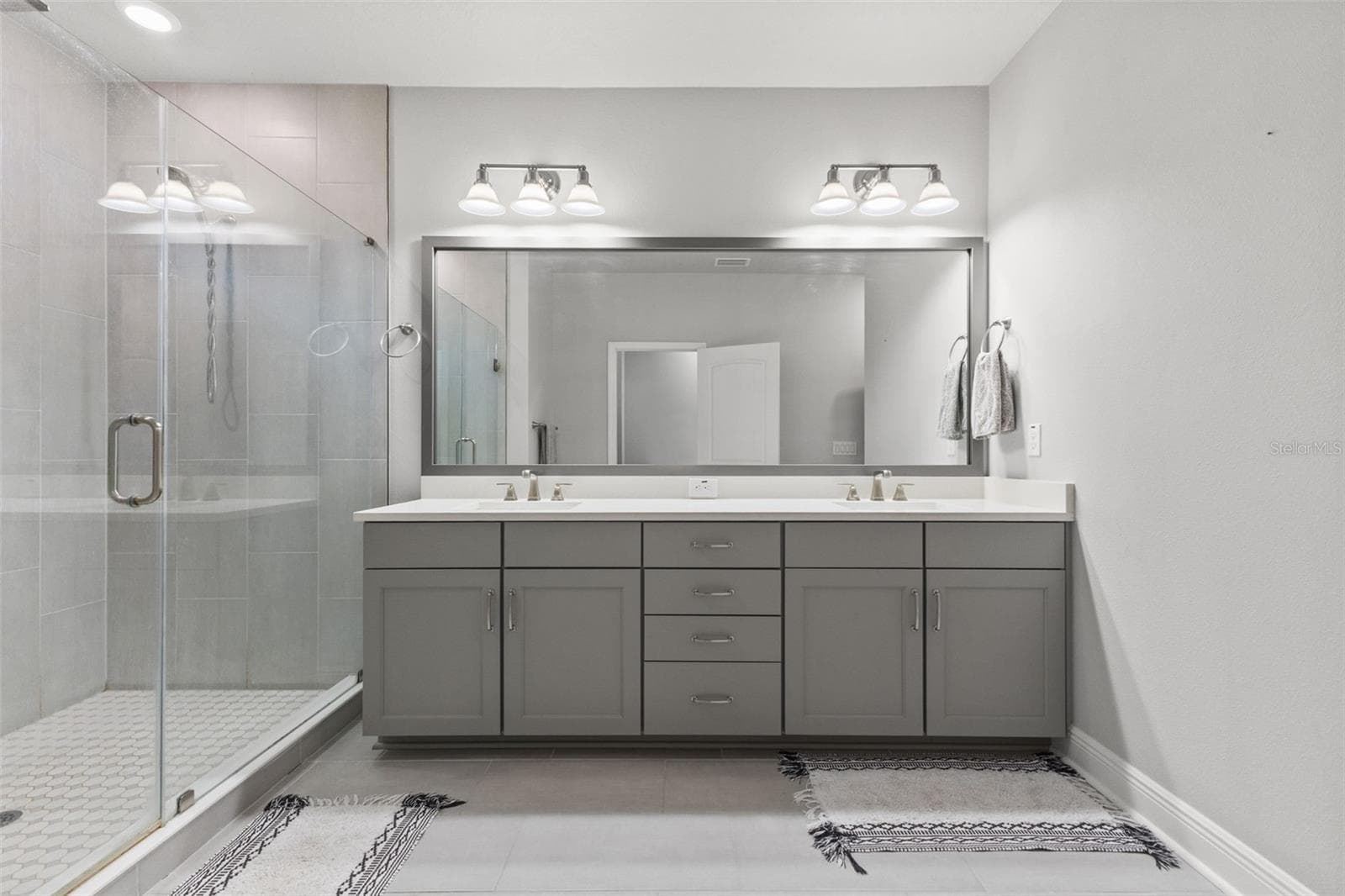 Dual sinks in primary bath - 4009 W CARMEN ST, TAMPA