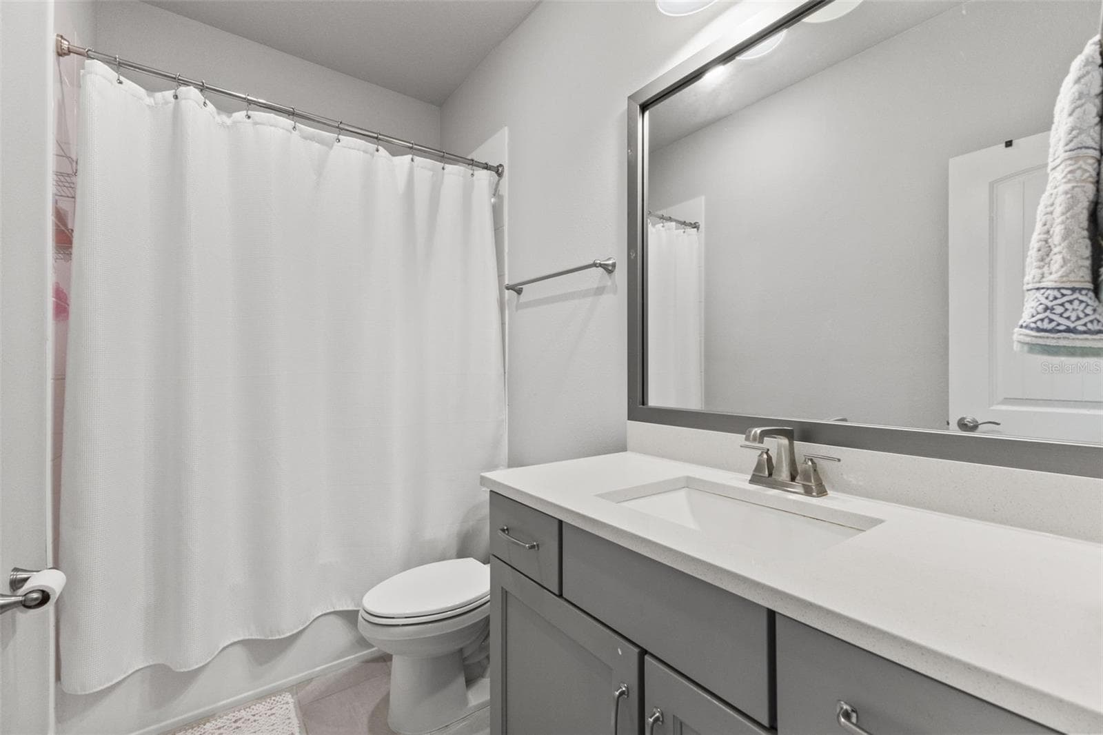 secondary upstairs bath - 4009 W CARMEN ST, TAMPA