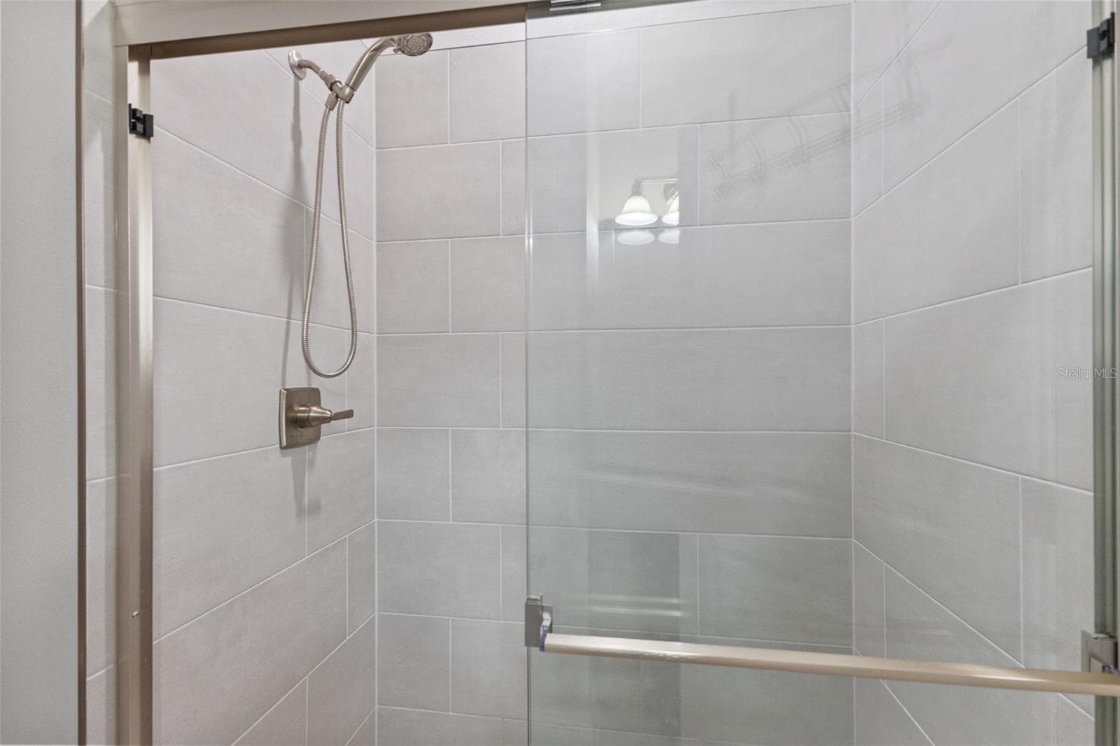walk in shower - 4009 W CARMEN ST, TAMPA