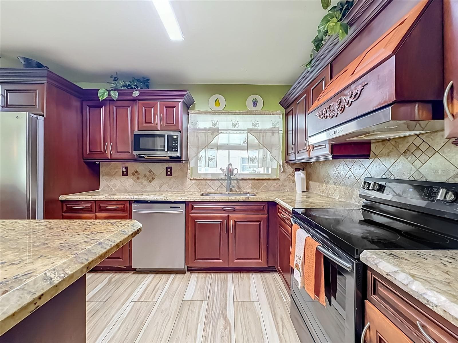 Kitchen - 19731 NW 33RD AVE, MIAMI GARDENS