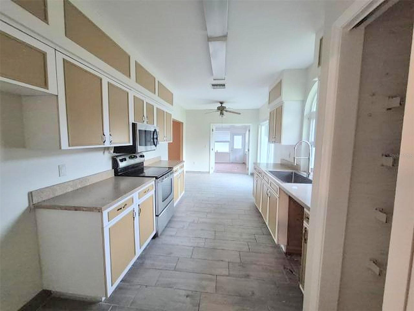Single Family Residence at 902 GREENBELT CIR, BRANDON, photo 9 of 68