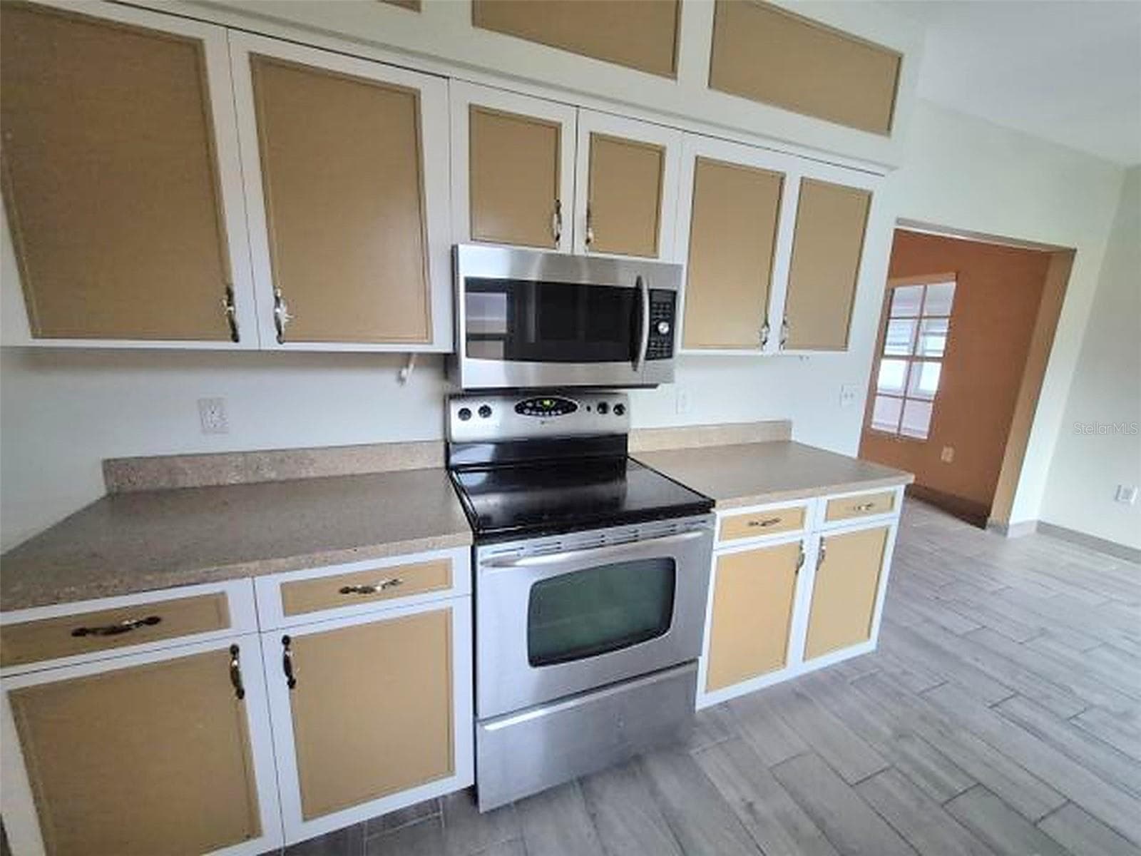 Single Family Residence at 902 GREENBELT CIR, BRANDON, photo 11 of 68
