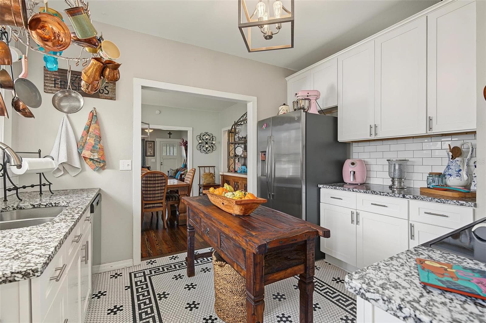 Kitchen is light and bright - 809 E FLORA ST, TAMPA