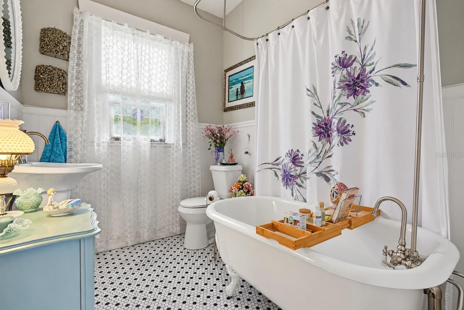 Claw Foot Tub - 809 E FLORA ST, TAMPA