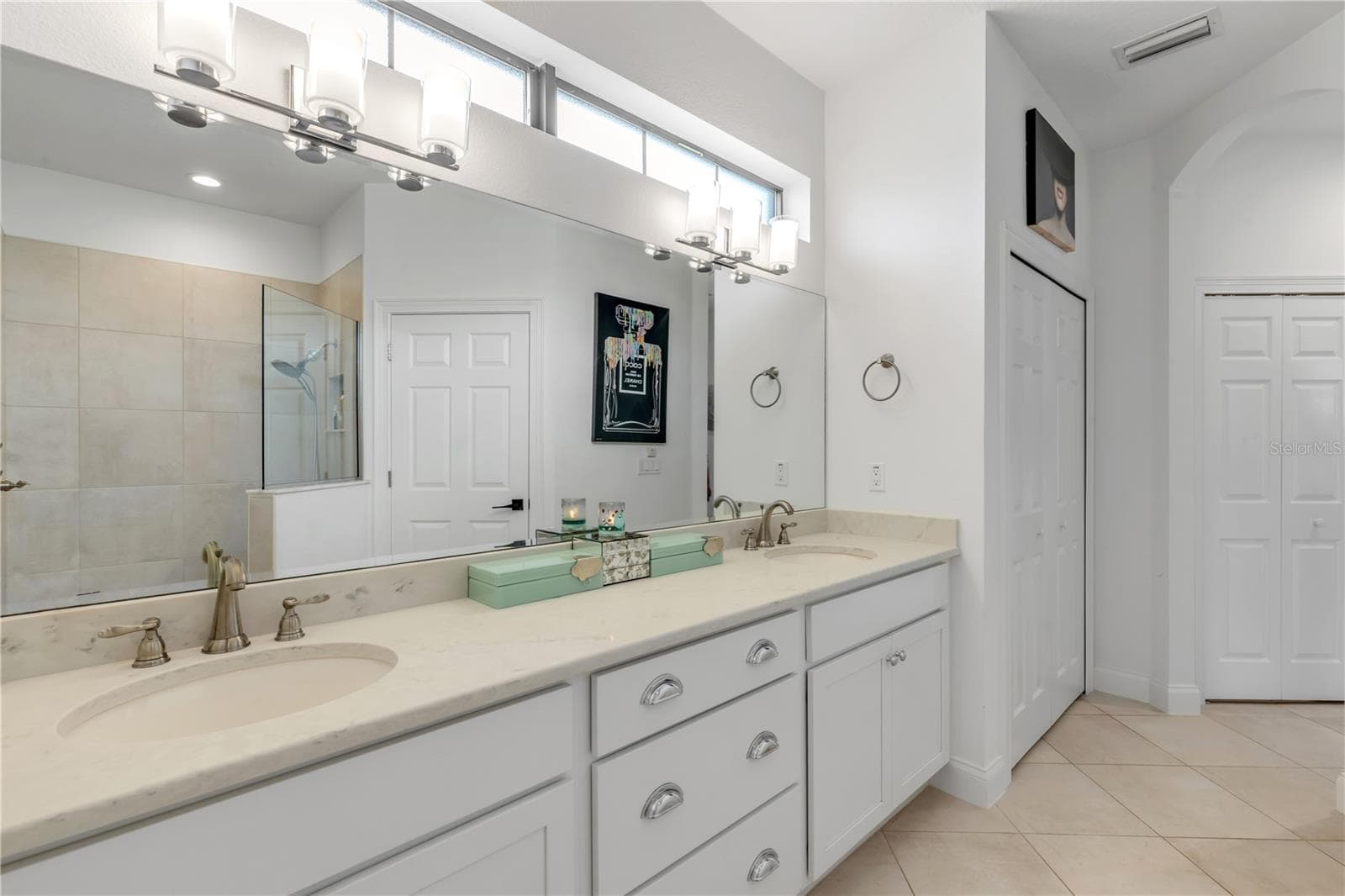 Dual vanity sinks - 189 ASPEN WAY, PALM COAST
