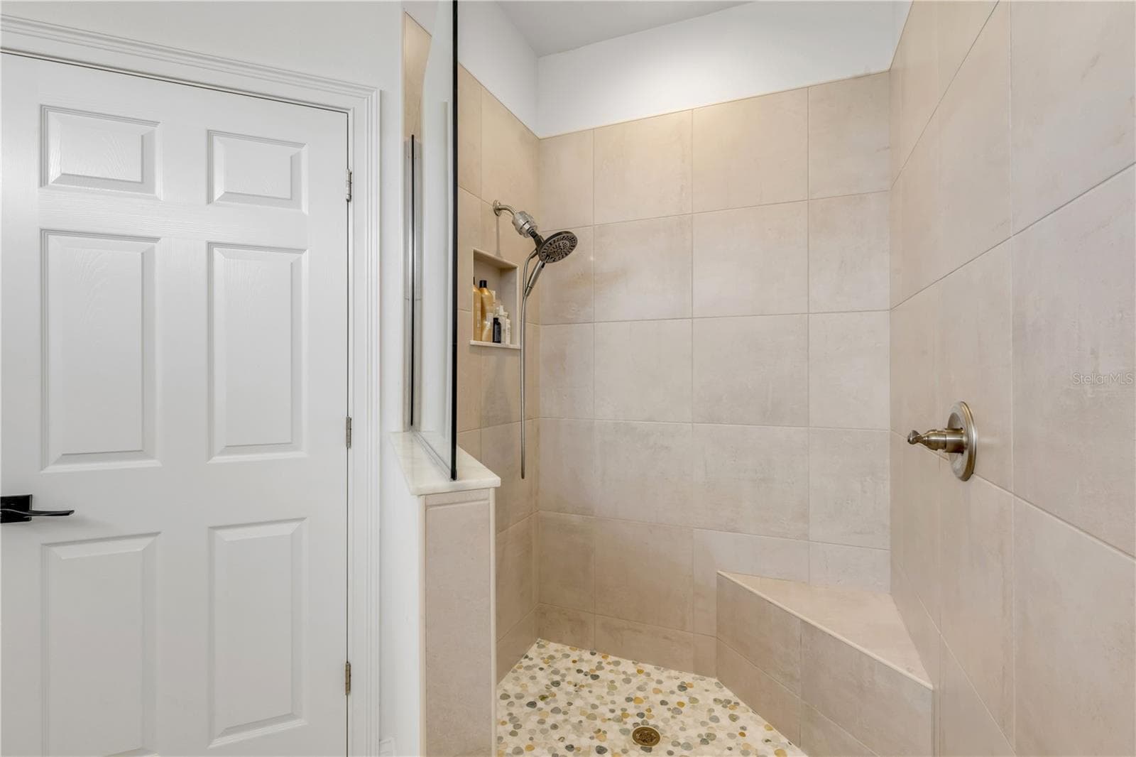 Walk0in shower w/seat - 189 ASPEN WAY, PALM COAST