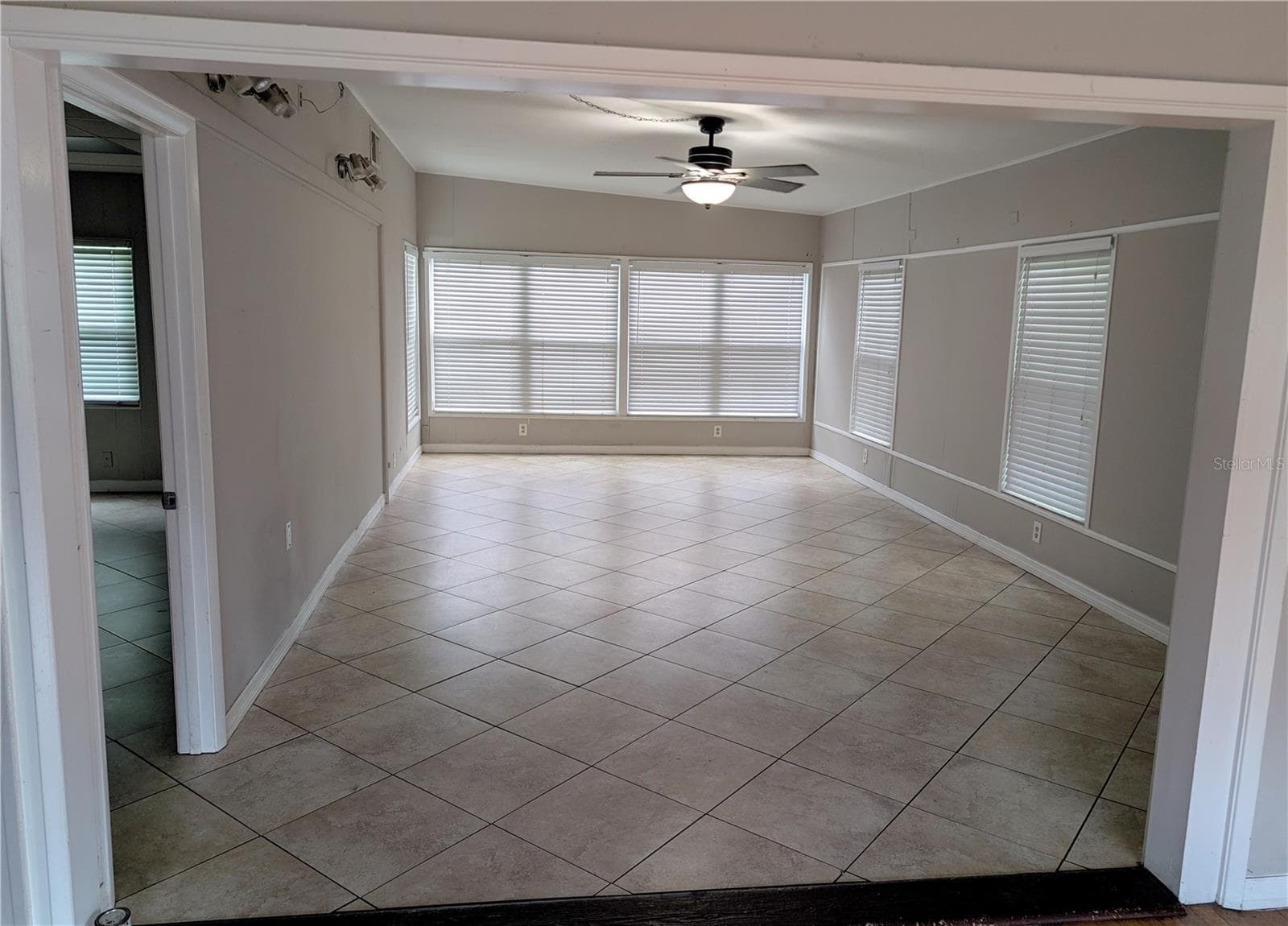 Single Family Residence at 1528 LEVERN ST, CLEARWATER, photo 4 of 39