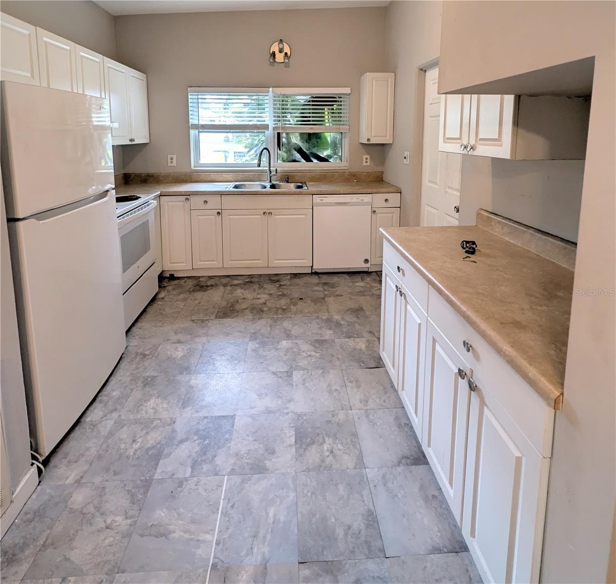 Single Family Residence at 1528 LEVERN ST, CLEARWATER, photo 3 of 39