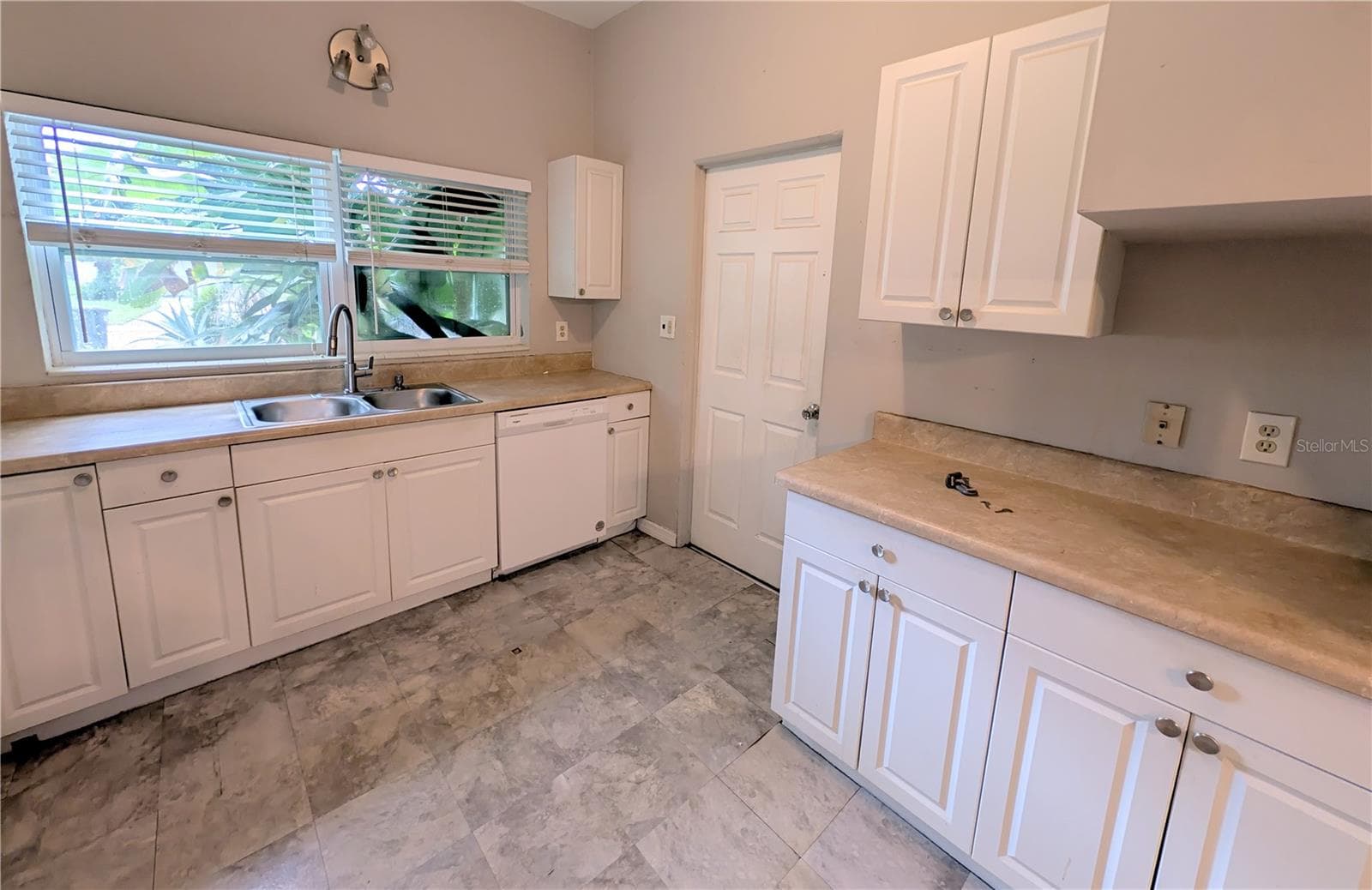 Single Family Residence at 1528 LEVERN ST, CLEARWATER, photo 13 of 39