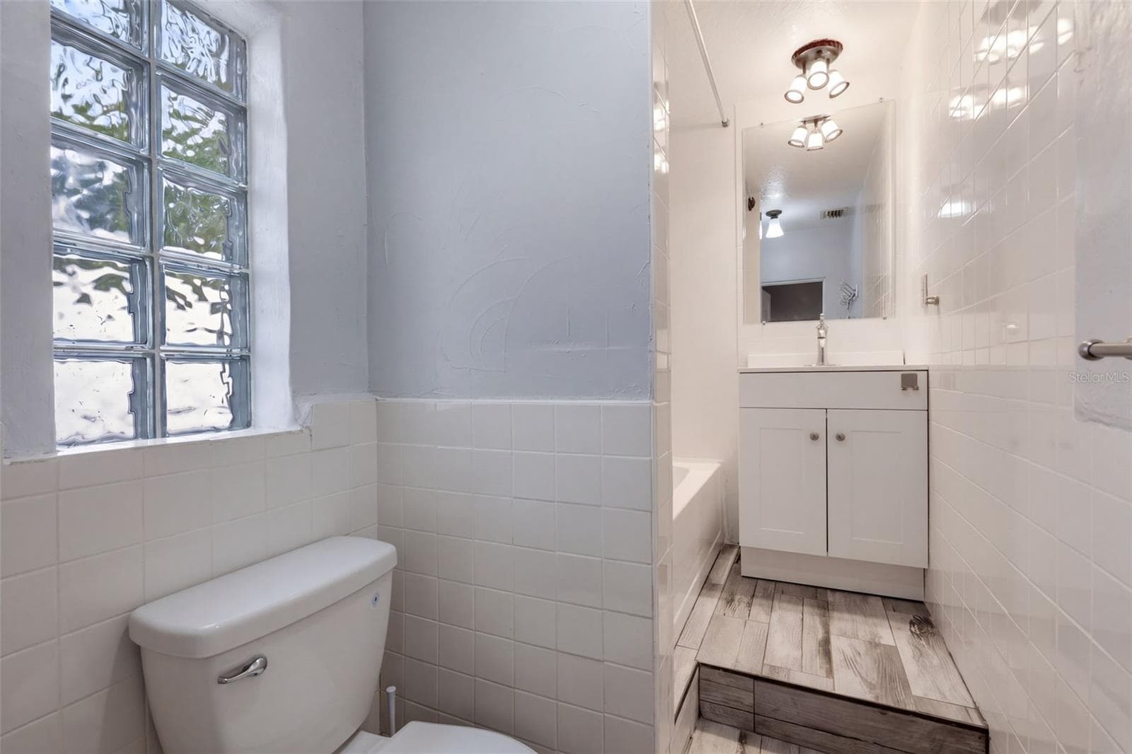 Full Bathroom 2 - 107 NE IVANHOE BLVD, ORLANDO