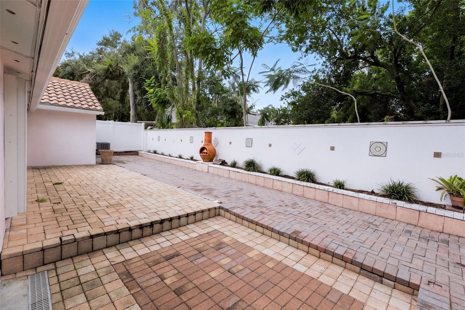 Paver Backyard with Wall - 107 NE IVANHOE BLVD, ORLANDO