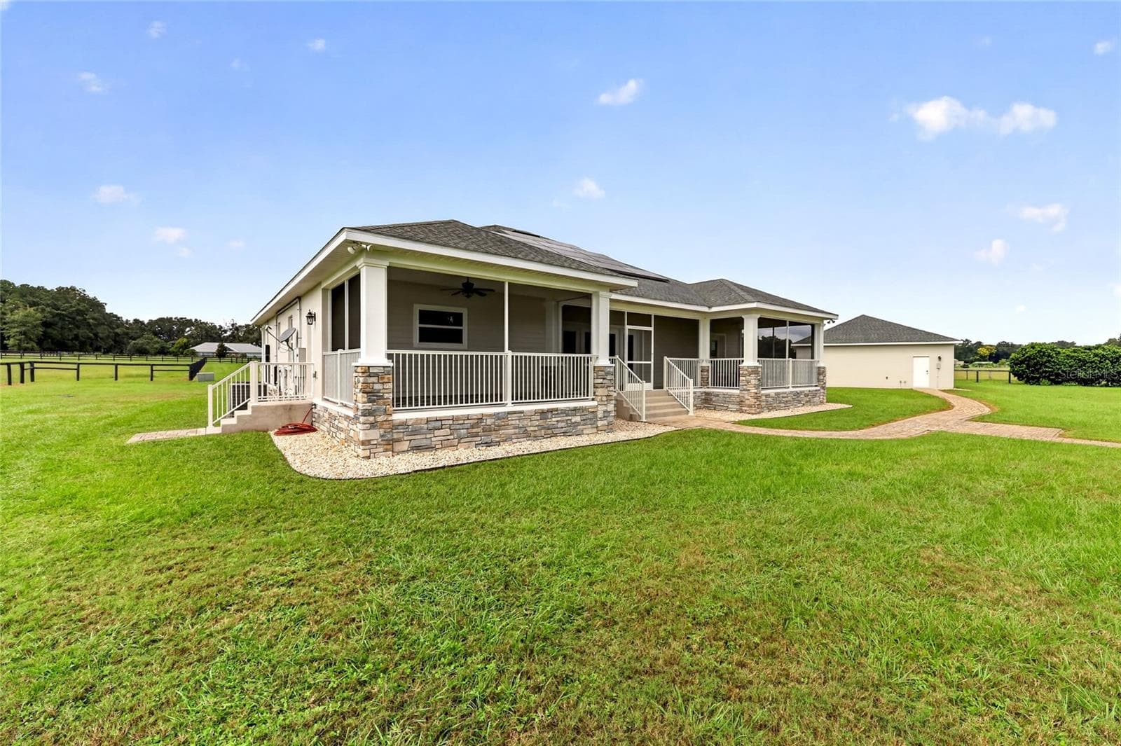 Expansive rear screened porch. - 2556 NE 120TH ST, ANTHONY