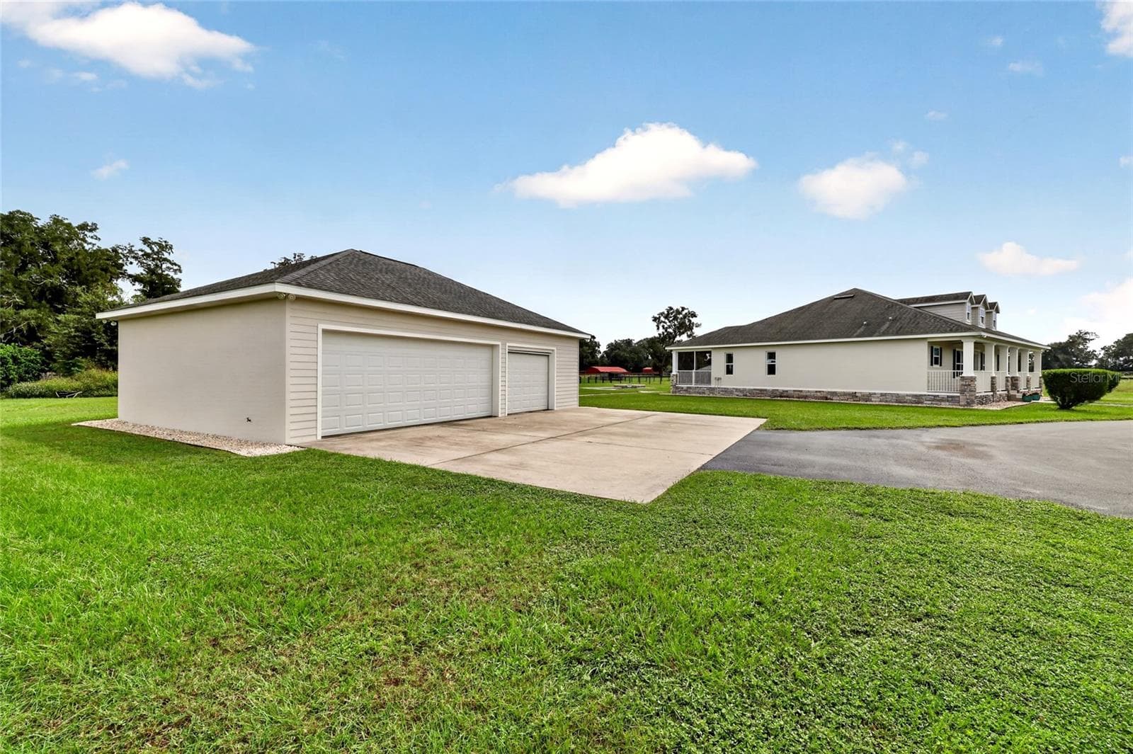 Oversized 3 car garage with 8' tall roll up doors. - 2556 NE 120TH ST, ANTHONY