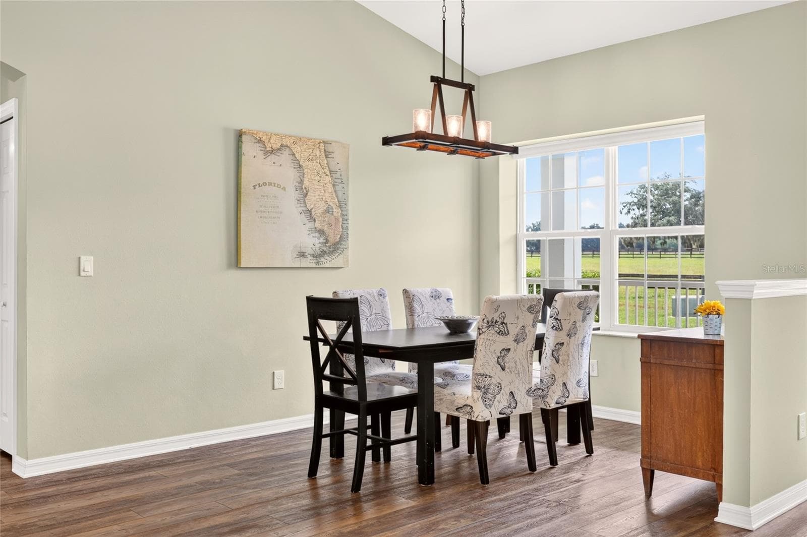 Dining area can easily accommodate a larger table with more seating. - 2556 NE 120TH ST, ANTHONY