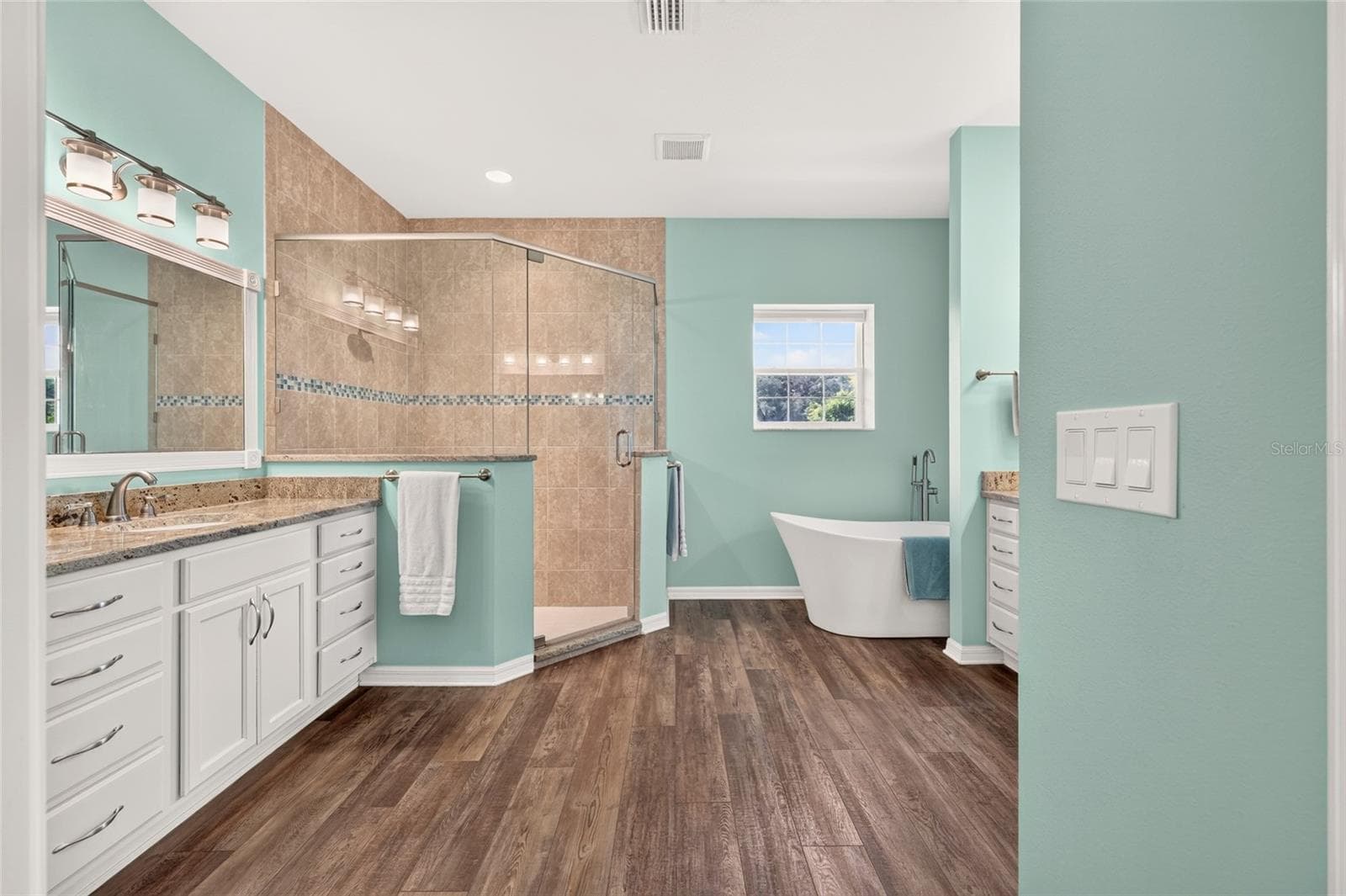 Primary Bathroom with Two Vanities. - 2556 NE 120TH ST, ANTHONY