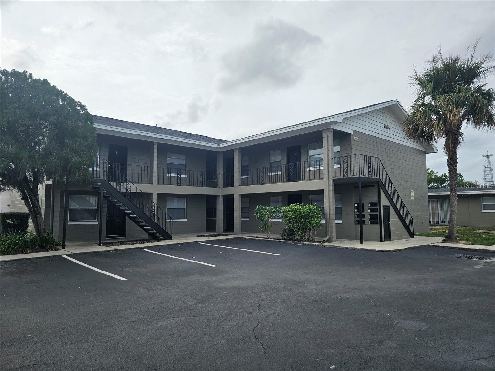 Parking in rear of building - 131 AVENUE B NE, WINTER HAVEN