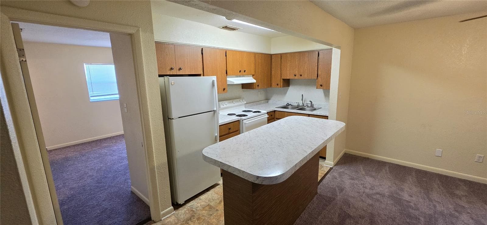 Kitchen with breakfast bar - 131 AVENUE B NE, WINTER HAVEN