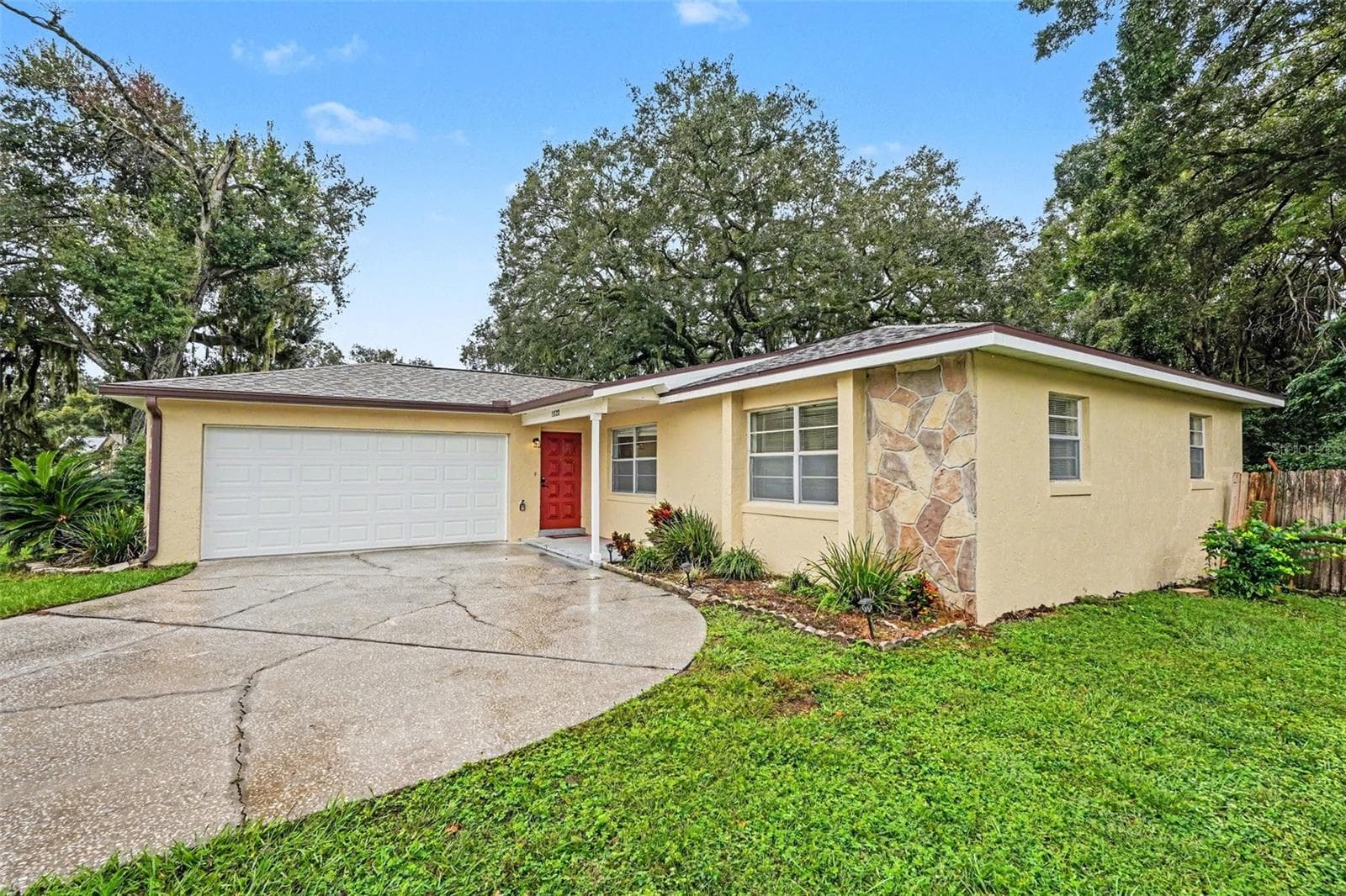 Single Family Residence at 1122 ESTATEWOOD DR, BRANDON, photo 3 of 17