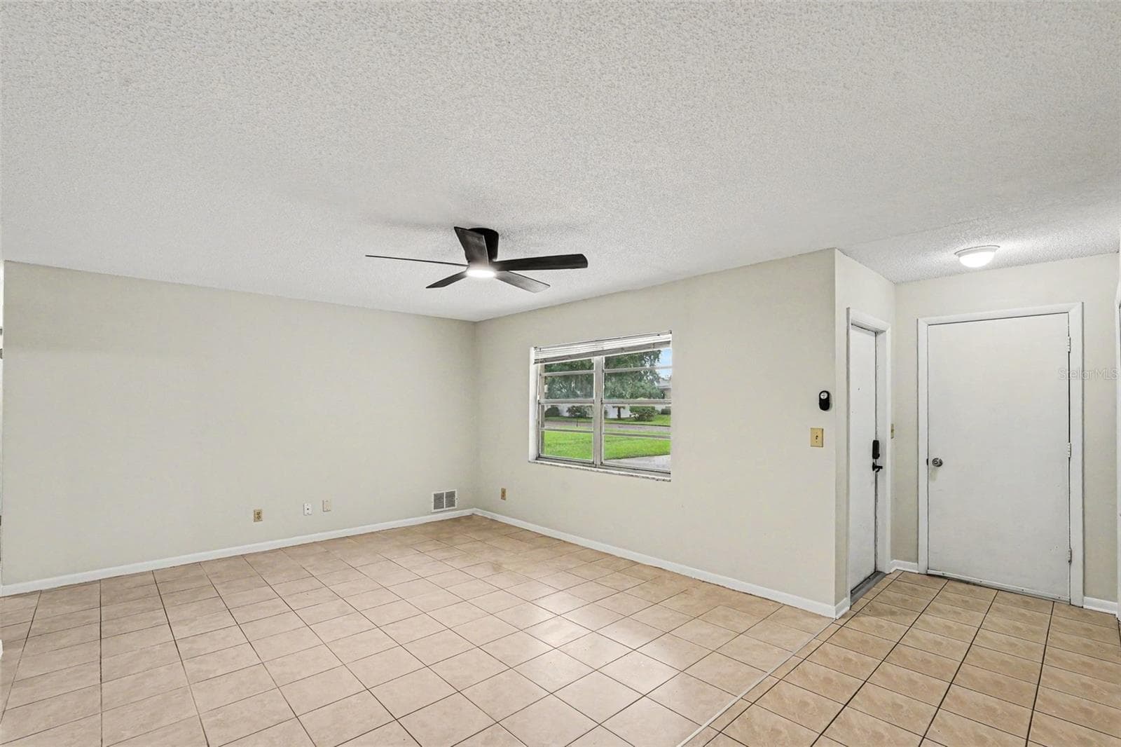 Single Family Residence at 1122 ESTATEWOOD DR, BRANDON, photo 4 of 17