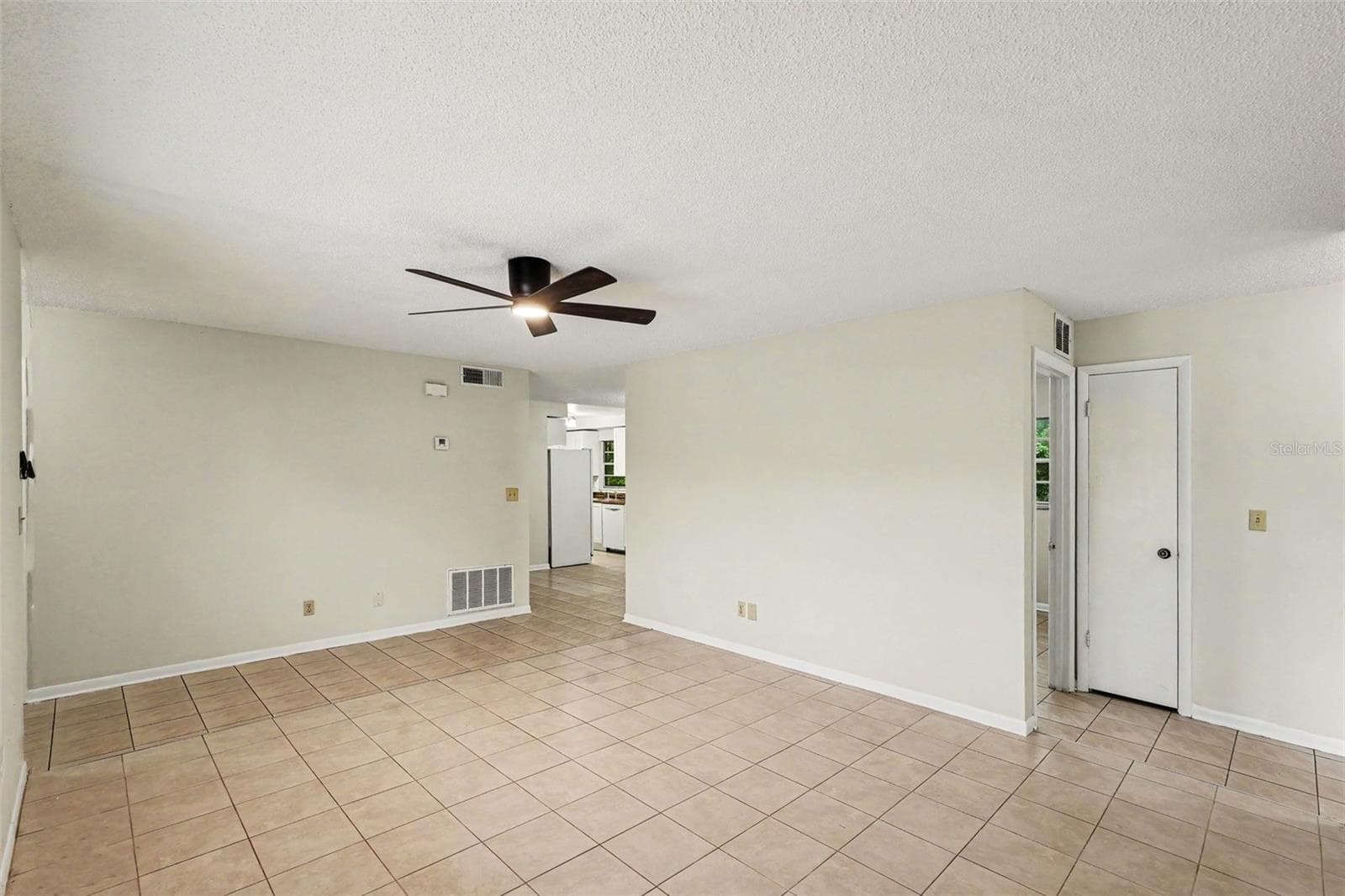 Single Family Residence at 1122 ESTATEWOOD DR, BRANDON, photo 5 of 17